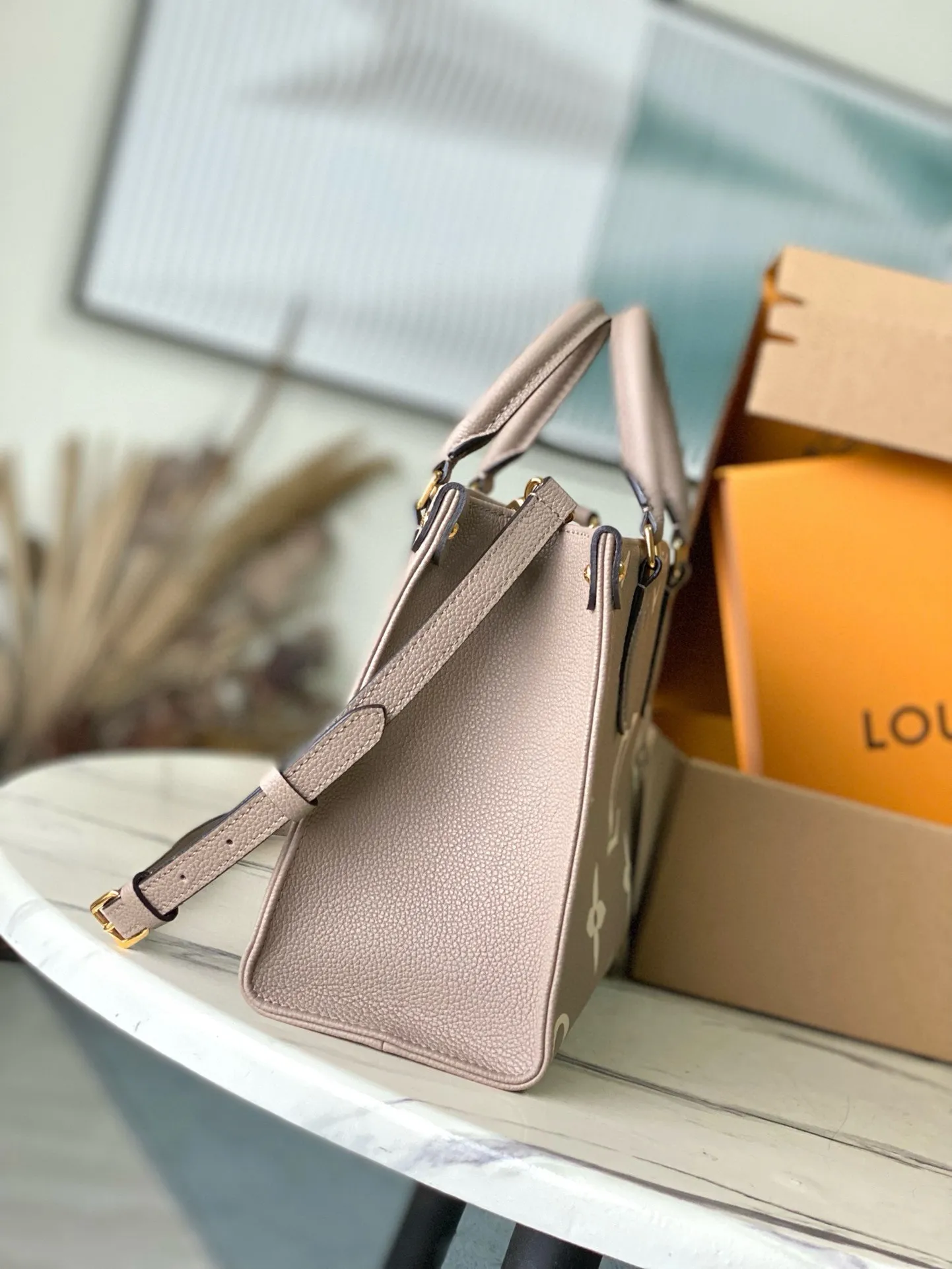 💰1040 (first-grain leather) top original order M45779 Elephant Gray Onthego small Tote bag draws inspiration from the classic Sac Plat handbag in 1968. It is made of Monogram Empreinte leather embossed with Medium Bicolor Monogram pattern to create a miniature version, which can store daily needs such as iPad Mini. Flexible handles and detachable shoulder strap enrich carrying options. Dimensions: 25 x 19 x 11.5 cm