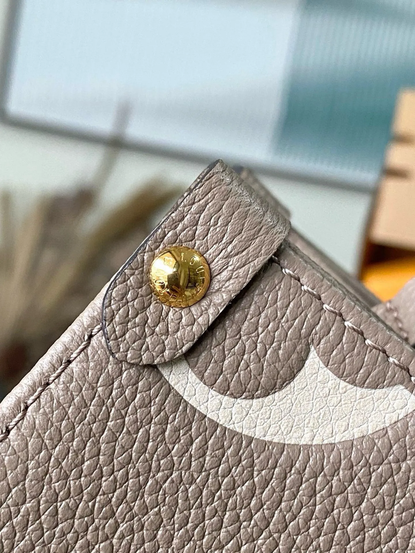 💰1040 (first-grain leather) top original order M45779 Elephant Gray Onthego small Tote bag draws inspiration from the classic Sac Plat handbag in 1968. It is made of Monogram Empreinte leather embossed with Medium Bicolor Monogram pattern to create a miniature version, which can store daily needs such as iPad Mini. Flexible handles and detachable shoulder strap enrich carrying options. Dimensions: 25 x 19 x 11.5 cm