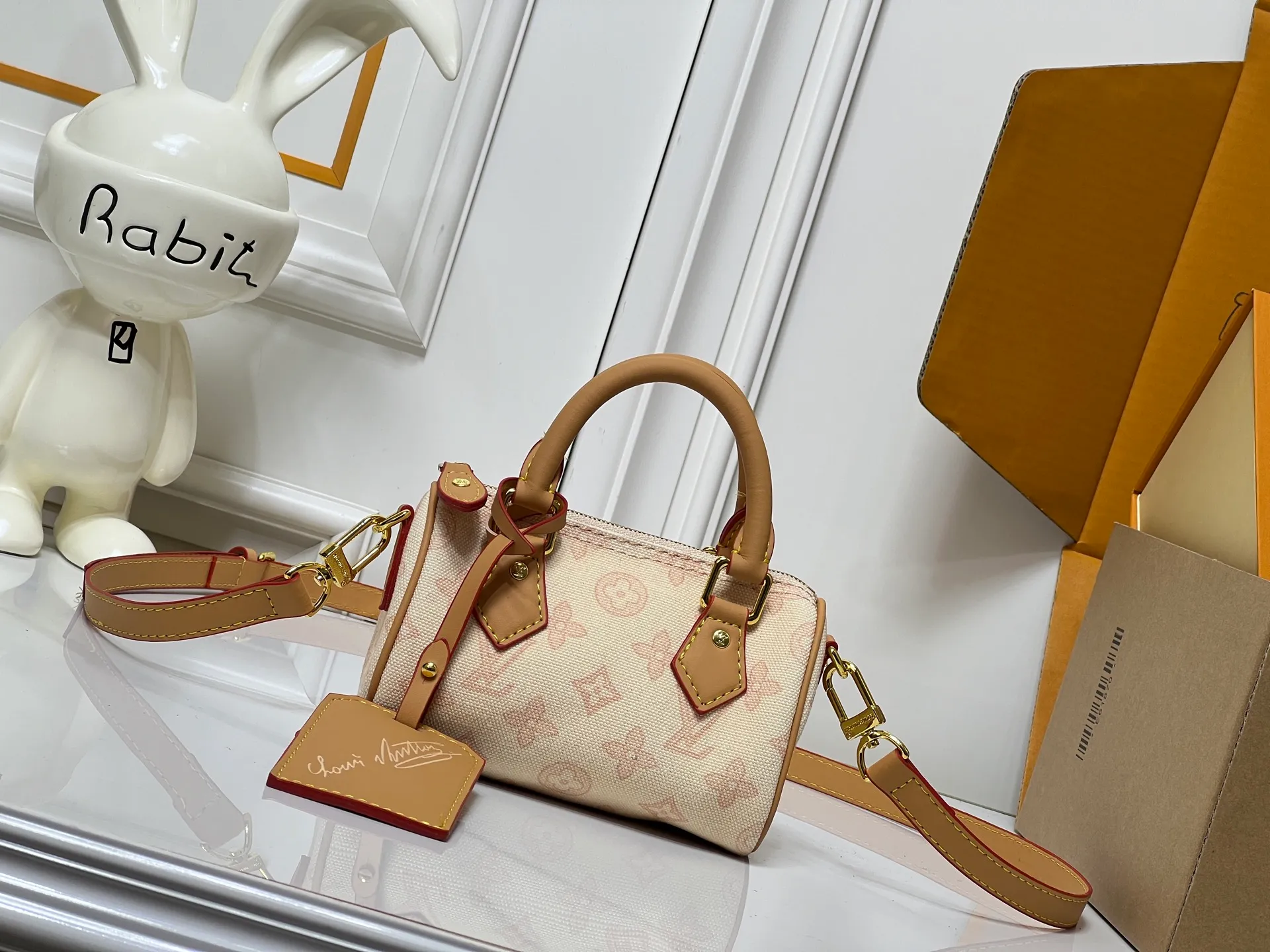 Batch 240💰M28322 Red M28323 M27610 M81085 [Exclusive background shot] This Nano Speedy handbag condenses the configuration of Louis Vuitton's classic Speedy handbag. It is made of Monogram canvas with distressed cow leather details and dazzling metal parts, making it easy to carry with you for daily needs. The handles and removable and adjustable shoulder strap allow for a variety of styling possibilities. 16.0 x 10.0 x 7.5 cm (L x H x W) • Monogram coated canvas • Cow leather trim • Metal hardware • Zipper closure • Space to store daily necessities such as a 6.1-inch smartphone, card holder and lipstick • Shoulder strap: removable, adjustable • Half-length strap: 45.5 cm • Half-length strap adjustable to: 54.0 cm • Handle: Double handle