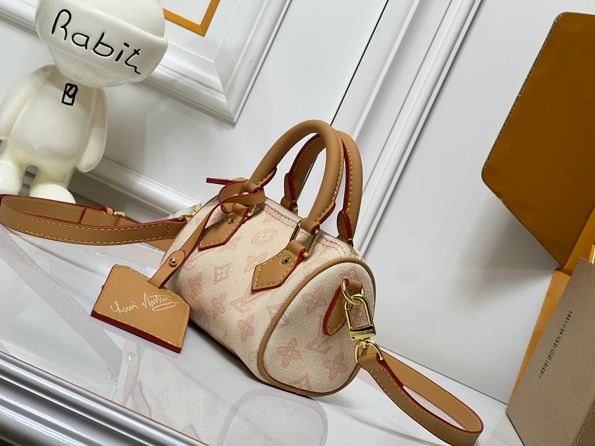Batch 240💰M28322 Red M28323 M27610 M81085 [Exclusive background shot] This Nano Speedy handbag condenses the configuration of Louis Vuitton's classic Speedy handbag. It is made of Monogram canvas with distressed cow leather details and dazzling metal parts, making it easy to carry with you for daily needs. The handles and removable and adjustable shoulder strap allow for a variety of styling possibilities. 16.0 x 10.0 x 7.5 cm (L x H x W) • Monogram coated canvas • Cow leather trim • Metal hardware • Zipper closure • Space to store daily necessities such as a 6.1-inch smartphone, card holder and lipstick • Shoulder strap: removable, adjustable • Half-length strap: 45.5 cm • Half-length strap adjustable to: 54.0 cm • Handle: Double handle