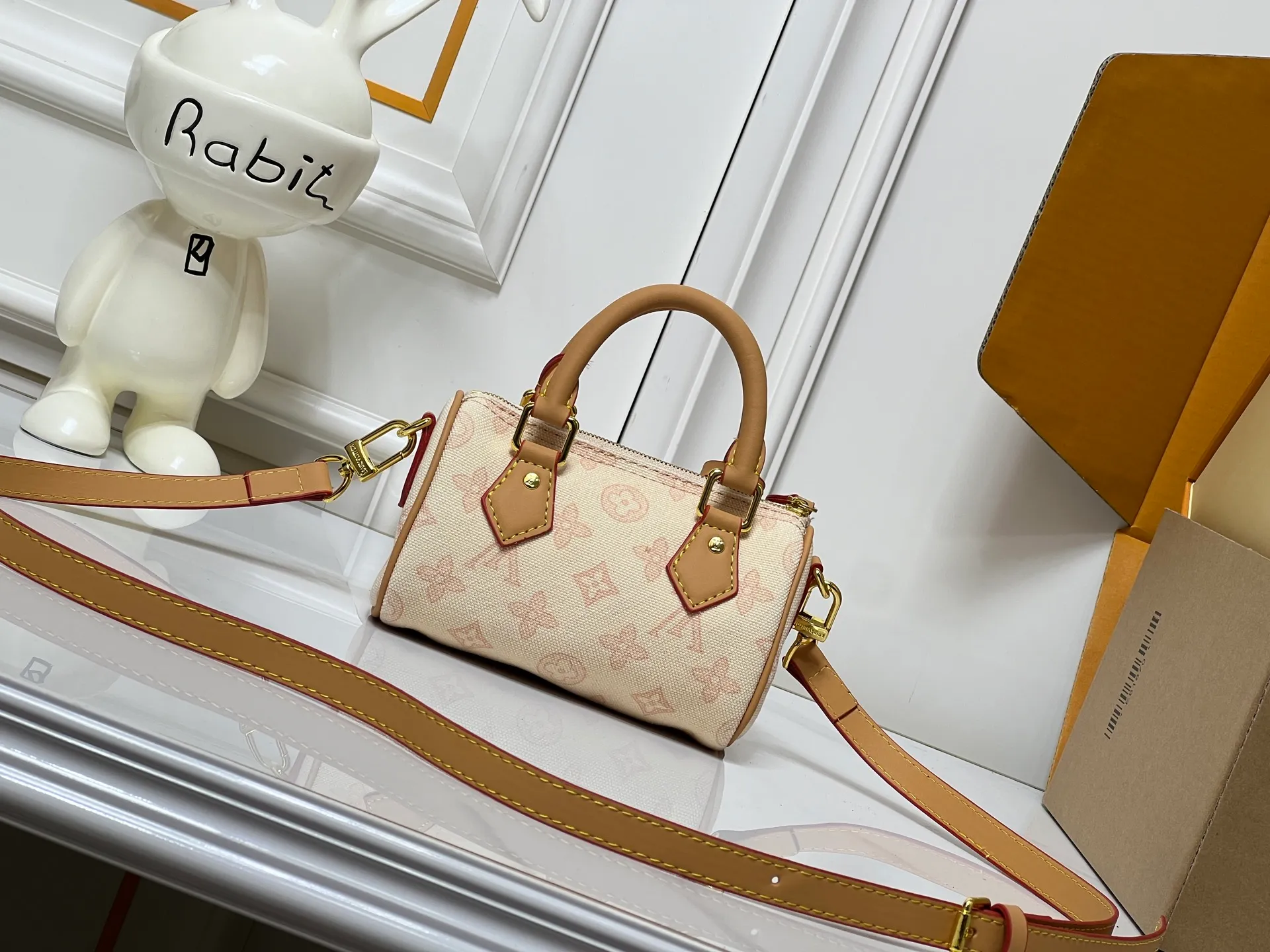 Batch 240💰M28322 Red M28323 M27610 M81085 [Exclusive background shot] This Nano Speedy handbag condenses the configuration of Louis Vuitton's classic Speedy handbag. It is made of Monogram canvas with distressed cow leather details and dazzling metal parts, making it easy to carry with you for daily needs. The handles and removable and adjustable shoulder strap allow for a variety of styling possibilities. 16.0 x 10.0 x 7.5 cm (L x H x W) • Monogram coated canvas • Cow leather trim • Metal hardware • Zipper closure • Space to store daily necessities such as a 6.1-inch smartphone, card holder and lipstick • Shoulder strap: removable, adjustable • Half-length strap: 45.5 cm • Half-length strap adjustable to: 54.0 cm • Handle: Double handle