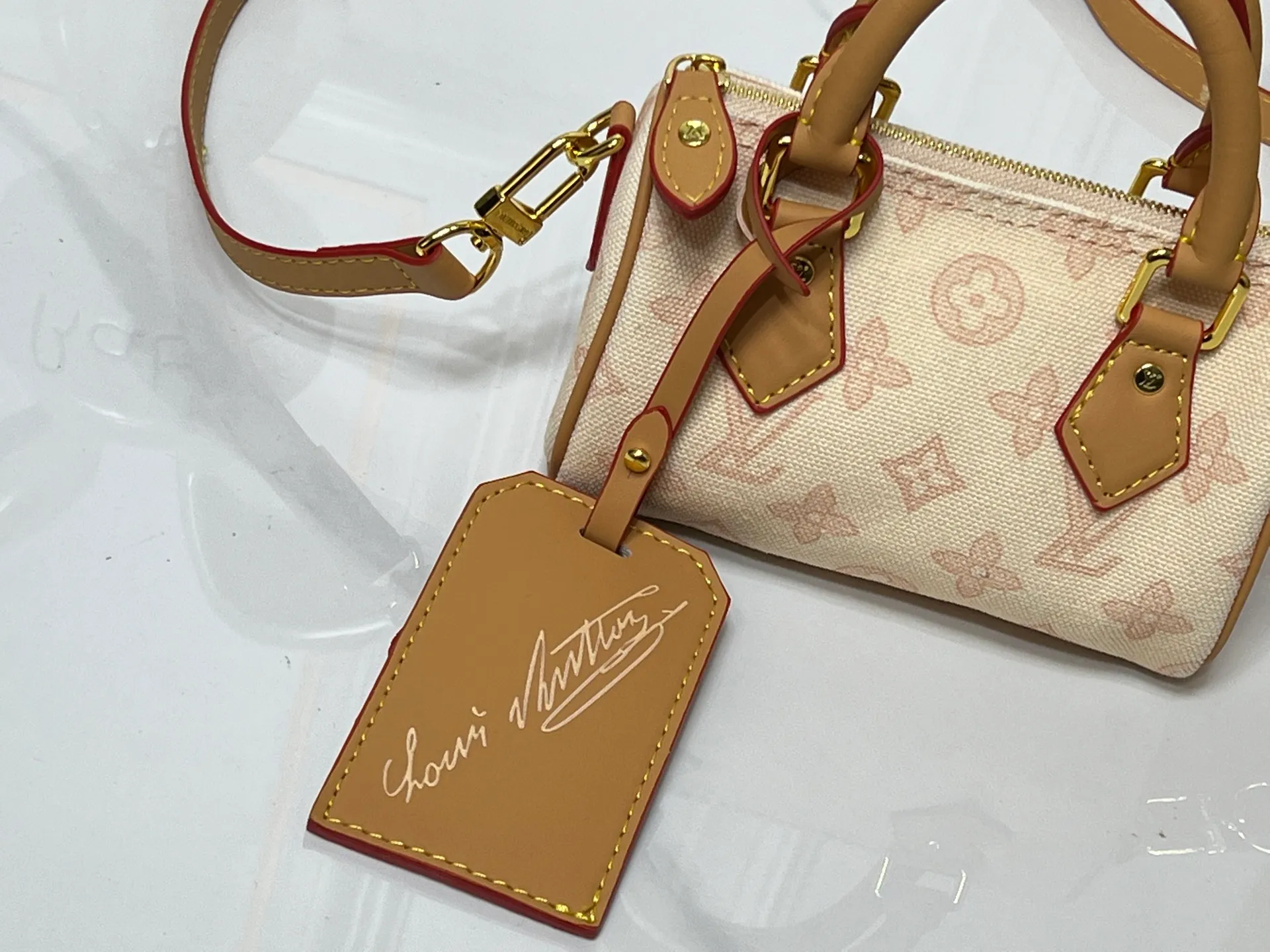 Batch 240💰M28322 Red M28323 M27610 M81085 [Exclusive background shot] This Nano Speedy handbag condenses the configuration of Louis Vuitton's classic Speedy handbag. It is made of Monogram canvas with distressed cow leather details and dazzling metal parts, making it easy to carry with you for daily needs. The handles and removable and adjustable shoulder strap allow for a variety of styling possibilities. 16.0 x 10.0 x 7.5 cm (L x H x W) • Monogram coated canvas • Cow leather trim • Metal hardware • Zipper closure • Space to store daily necessities such as a 6.1-inch smartphone, card holder and lipstick • Shoulder strap: removable, adjustable • Half-length strap: 45.5 cm • Half-length strap adjustable to: 54.0 cm • Handle: Double handle