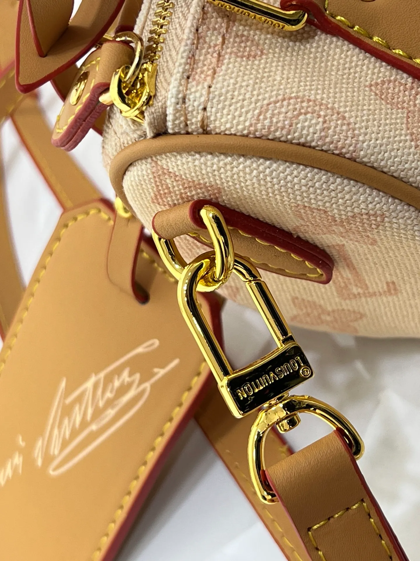 Batch 240💰M28322 Red M28323 M27610 M81085 [Exclusive background shot] This Nano Speedy handbag condenses the configuration of Louis Vuitton's classic Speedy handbag. It is made of Monogram canvas with distressed cow leather details and dazzling metal parts, making it easy to carry with you for daily needs. The handles and removable and adjustable shoulder strap allow for a variety of styling possibilities. 16.0 x 10.0 x 7.5 cm (L x H x W) • Monogram coated canvas • Cow leather trim • Metal hardware • Zipper closure • Space to store daily necessities such as a 6.1-inch smartphone, card holder and lipstick • Shoulder strap: removable, adjustable • Half-length strap: 45.5 cm • Half-length strap adjustable to: 54.0 cm • Handle: Double handle