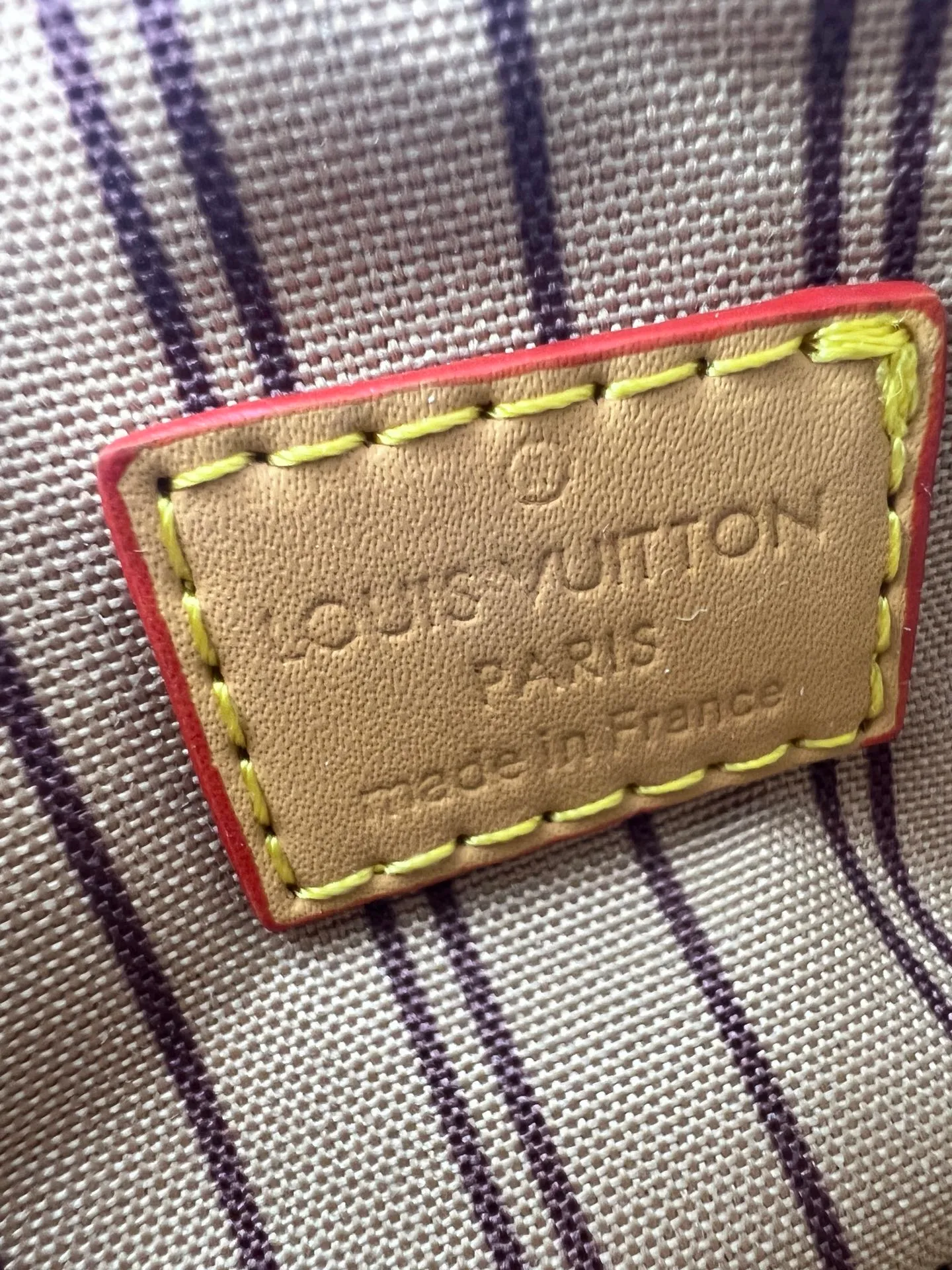 Batch 240💰M28322 Red M28323 M27610 M81085 [Exclusive background shot] This Nano Speedy handbag condenses the configuration of Louis Vuitton's classic Speedy handbag. It is made of Monogram canvas with distressed cow leather details and dazzling metal parts, making it easy to carry with you for daily needs. The handles and removable and adjustable shoulder strap allow for a variety of styling possibilities. 16.0 x 10.0 x 7.5 cm (L x H x W) • Monogram coated canvas • Cow leather trim • Metal hardware • Zipper closure • Space to store daily necessities such as a 6.1-inch smartphone, card holder and lipstick • Shoulder strap: removable, adjustable • Half-length strap: 45.5 cm • Half-length strap adjustable to: 54.0 cm • Handle: Double handle