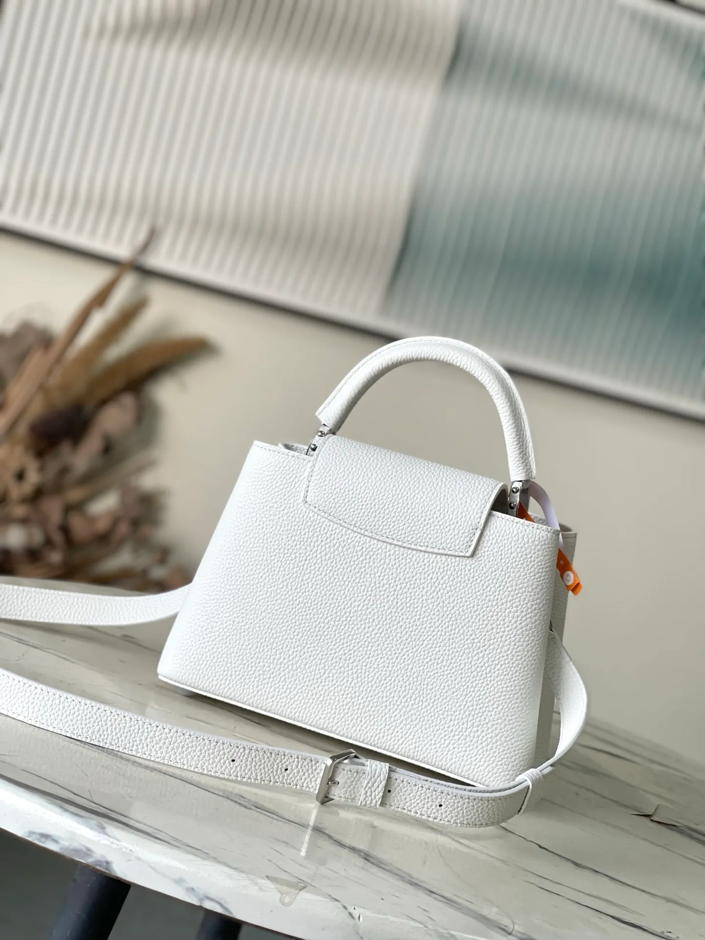 💰2900 "Special Grade Original Leather" M25934 White Small As part of the "Extraordinary Series", this Capni mini bag has been redesigned with exquisite embroidery technology. It's made from calfskin and embellished with shimmering sequins in a romantic floral pattern and finished with gold-toned hardware. The backpack design provides a separated interior space and features the iconic LV initials as a tribute to the brand's exquisite craftsmanship. Dimensions: 27 x 17.3 x 9cm