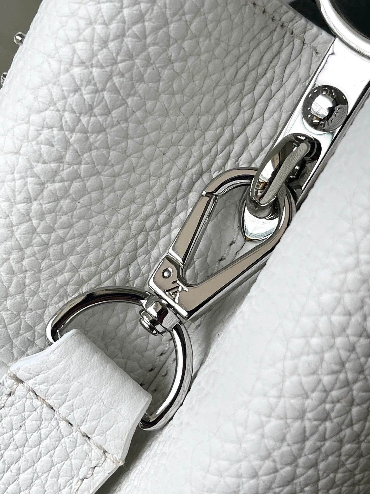 💰2900 "Special Grade Original Leather" M25934 White Small As part of the "Extraordinary Series", this Capni mini bag has been redesigned with exquisite embroidery technology. It's made from calfskin and embellished with shimmering sequins in a romantic floral pattern and finished with gold-toned hardware. The backpack design provides a separated interior space and features the iconic LV initials as a tribute to the brand's exquisite craftsmanship. Dimensions: 27 x 17.3 x 9cm