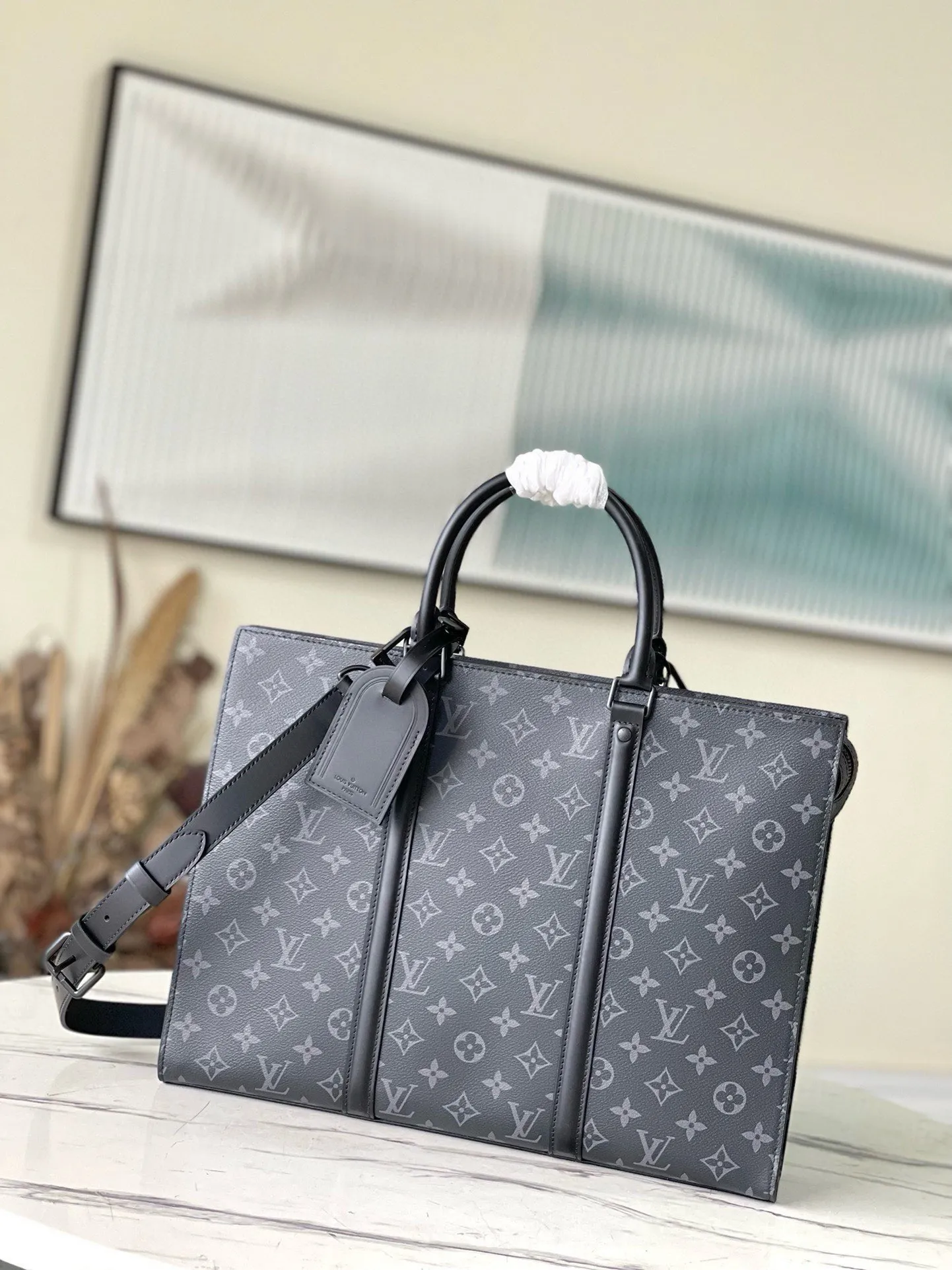 💰960 Top Original M45265 Sac Plat Horizontal Zippé briefcase is made of Monogram Eclipse canvas and leather. The letter embossing and Monogram nameplate pay tribute to the brand heritage. The neat lines express a new chapter of business and leisure. It also has a leather handle for comfortable carrying. Dimensions: 31.0 x 39.0 x 8.5 cm