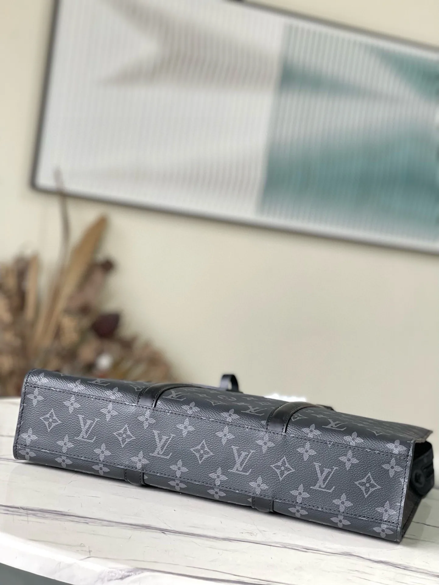 💰960 Top Original M45265 Sac Plat Horizontal Zippé briefcase is made of Monogram Eclipse canvas and leather. The letter embossing and Monogram nameplate pay tribute to the brand heritage. The neat lines express a new chapter of business and leisure. It also has a leather handle for comfortable carrying. Dimensions: 31.0 x 39.0 x 8.5 cm
