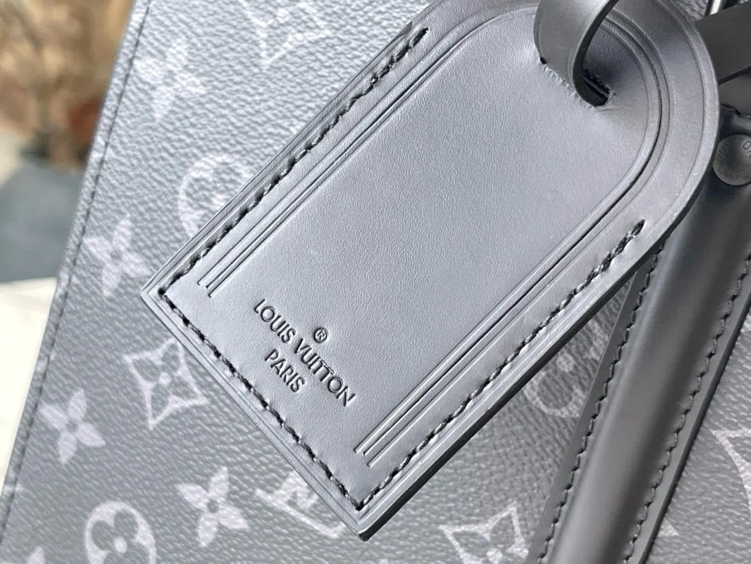 💰960 Top Original M45265 Sac Plat Horizontal Zippé briefcase is made of Monogram Eclipse canvas and leather. The letter embossing and Monogram nameplate pay tribute to the brand heritage. The neat lines express a new chapter of business and leisure. It also has a leather handle for comfortable carrying. Dimensions: 31.0 x 39.0 x 8.5 cm