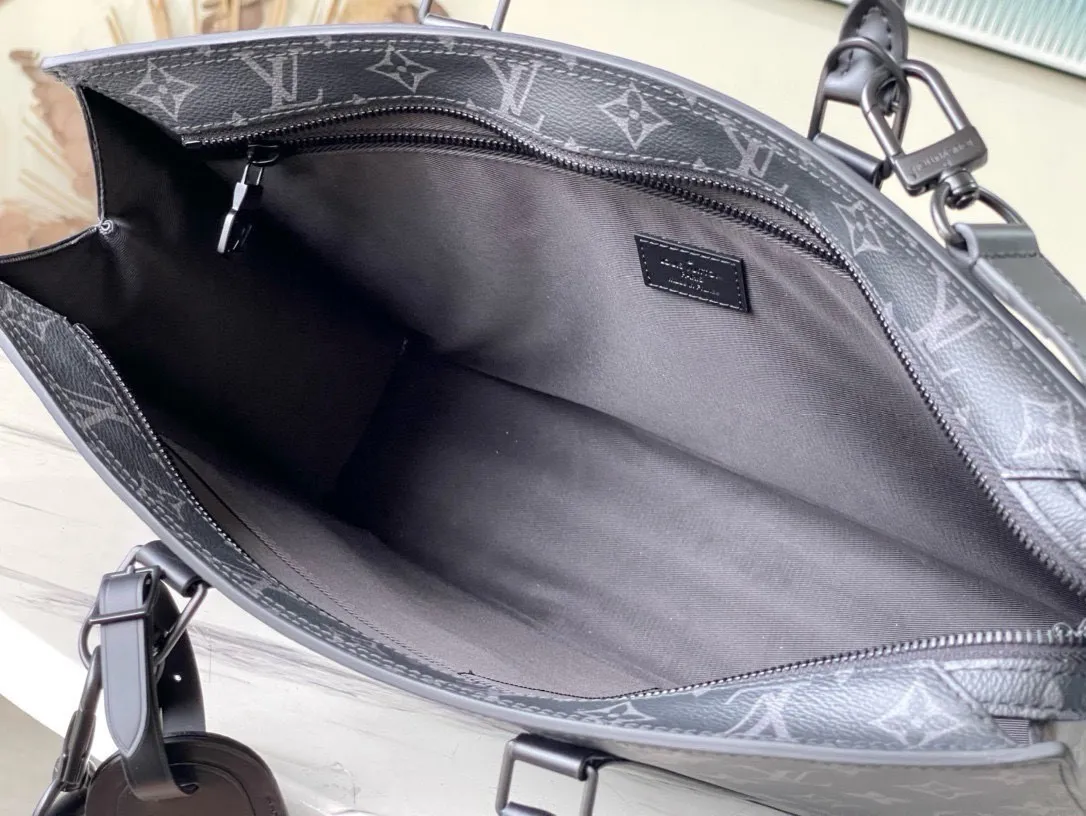 💰960 Top Original M45265 Sac Plat Horizontal Zippé briefcase is made of Monogram Eclipse canvas and leather. The letter embossing and Monogram nameplate pay tribute to the brand heritage. The neat lines express a new chapter of business and leisure. It also has a leather handle for comfortable carrying. Dimensions: 31.0 x 39.0 x 8.5 cm