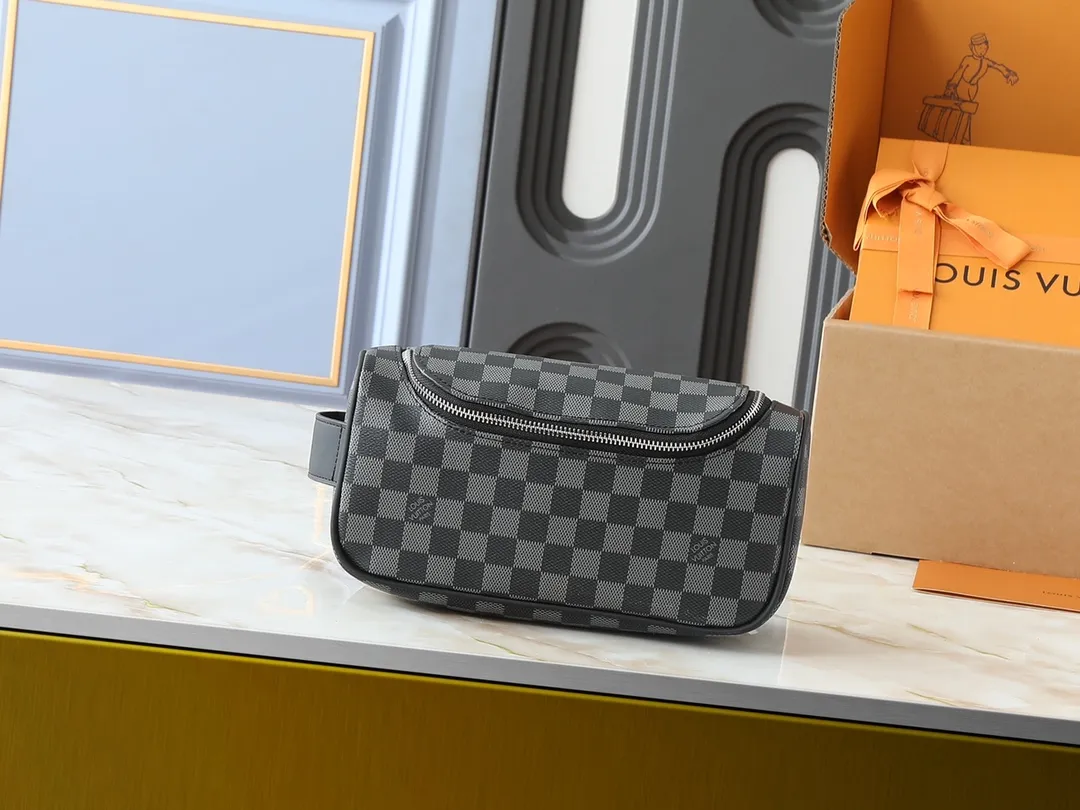 💰200💰Upgraded from the original M11510. This toiletry bag is made of Damier Graphite canvas, which has a rugged feel. The practical elastic lining keeps the bottle upright. Dimensions: 20 x 9.3 x 28 cm (height x width x length)