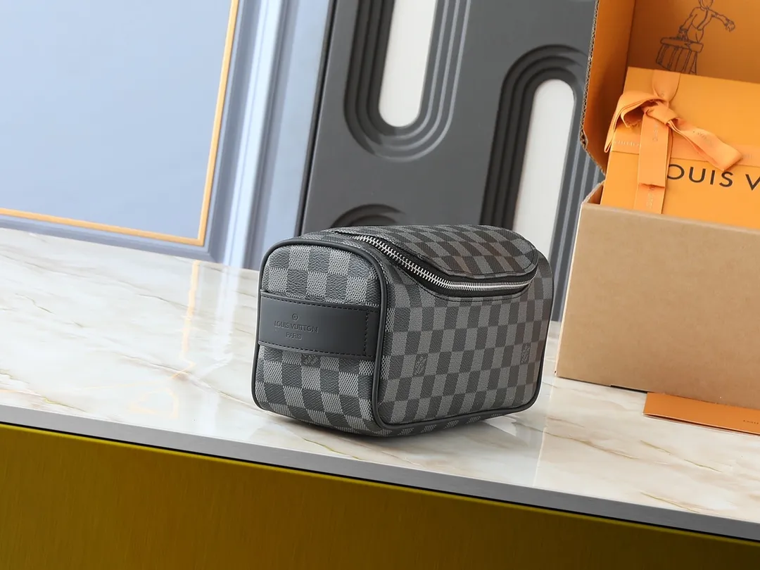 💰200💰Upgraded from the original M11510. This toiletry bag is made of Damier Graphite canvas, which has a rugged feel. The practical elastic lining keeps the bottle upright. Dimensions: 20 x 9.3 x 28 cm (height x width x length)
