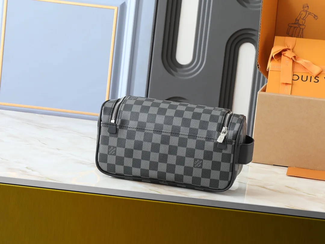 💰200💰Upgraded from the original M11510. This toiletry bag is made of Damier Graphite canvas, which has a rugged feel. The practical elastic lining keeps the bottle upright. Dimensions: 20 x 9.3 x 28 cm (height x width x length)