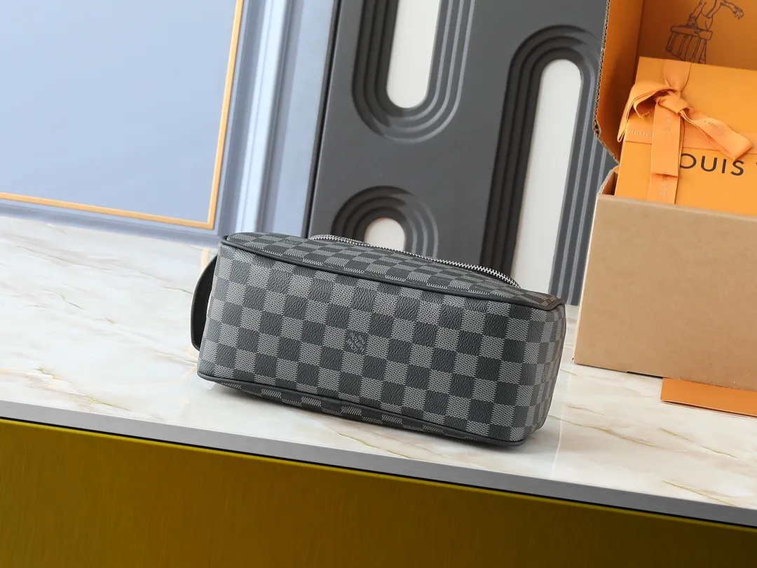 💰200💰Upgraded from the original M11510. This toiletry bag is made of Damier Graphite canvas, which has a rugged feel. The practical elastic lining keeps the bottle upright. Dimensions: 20 x 9.3 x 28 cm (height x width x length)