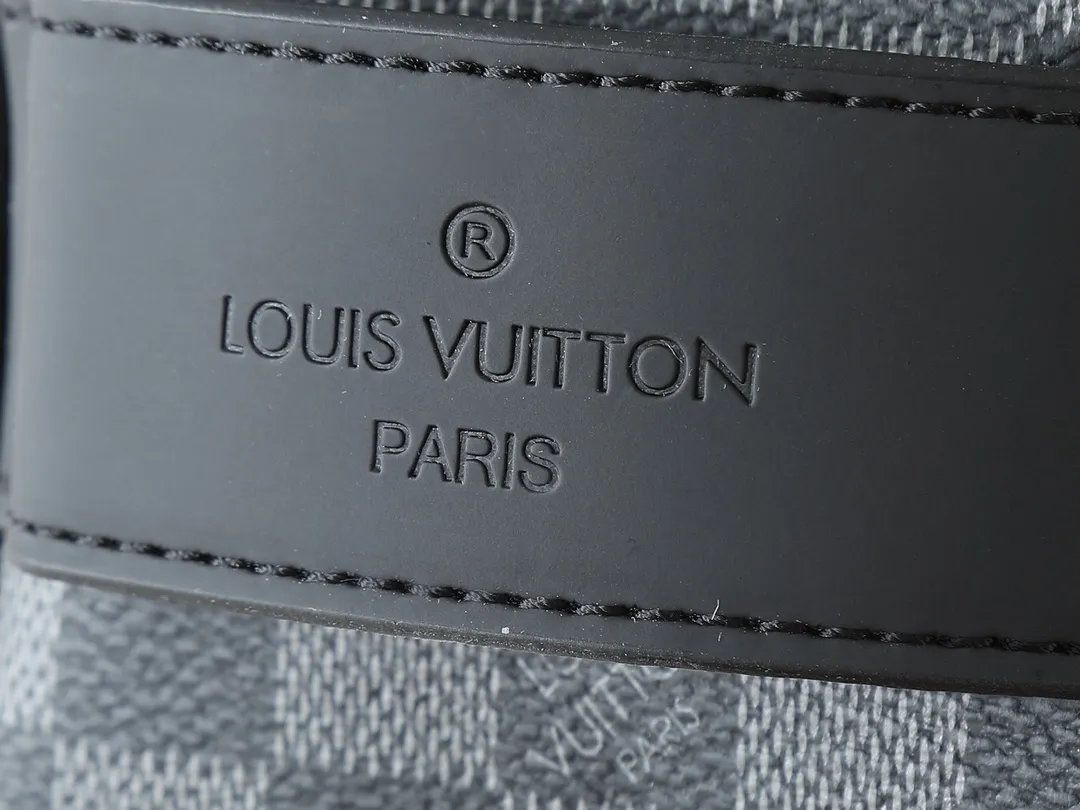 💰200💰Upgraded from the original M11510. This toiletry bag is made of Damier Graphite canvas, which has a rugged feel. The practical elastic lining keeps the bottle upright. Dimensions: 20 x 9.3 x 28 cm (height x width x length)