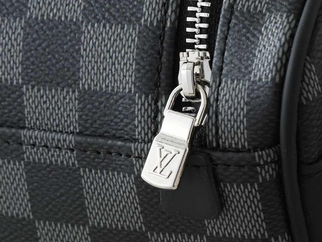 💰200💰Upgraded from the original M11510. This toiletry bag is made of Damier Graphite canvas, which has a rugged feel. The practical elastic lining keeps the bottle upright. Dimensions: 20 x 9.3 x 28 cm (height x width x length)