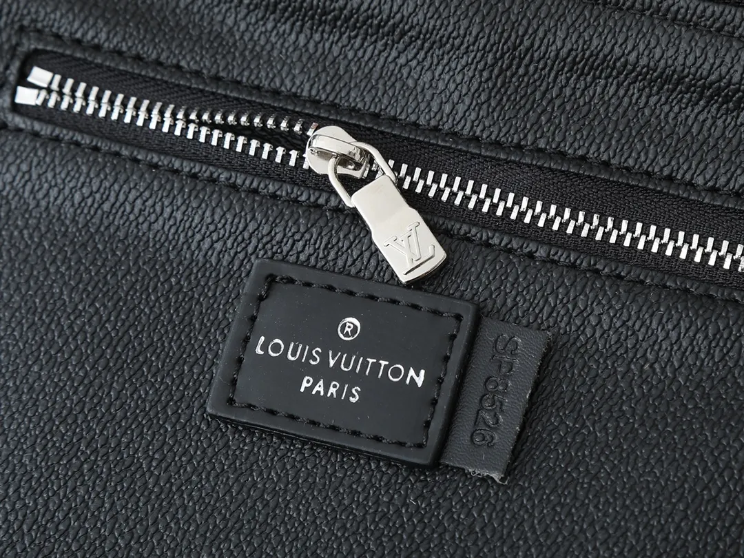 💰200💰Upgraded from the original M11510. This toiletry bag is made of Damier Graphite canvas, which has a rugged feel. The practical elastic lining keeps the bottle upright. Dimensions: 20 x 9.3 x 28 cm (height x width x length)