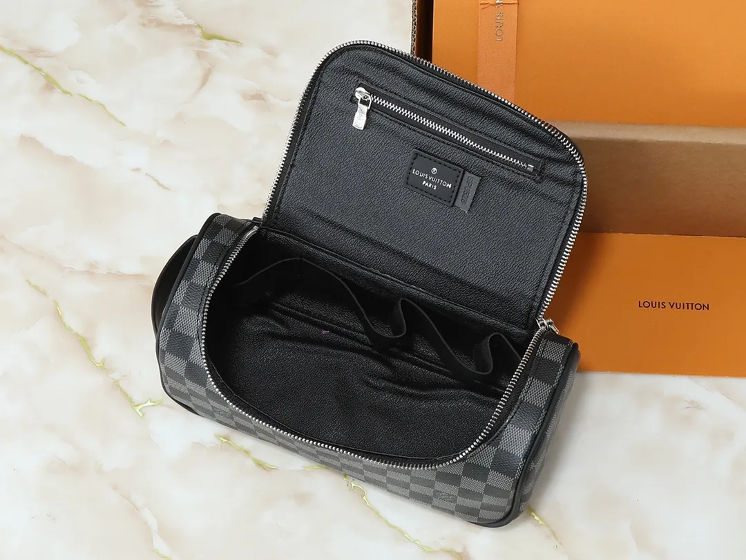 💰200💰Upgraded from the original M11510. This toiletry bag is made of Damier Graphite canvas, which has a rugged feel. The practical elastic lining keeps the bottle upright. Dimensions: 20 x 9.3 x 28 cm (height x width x length)
