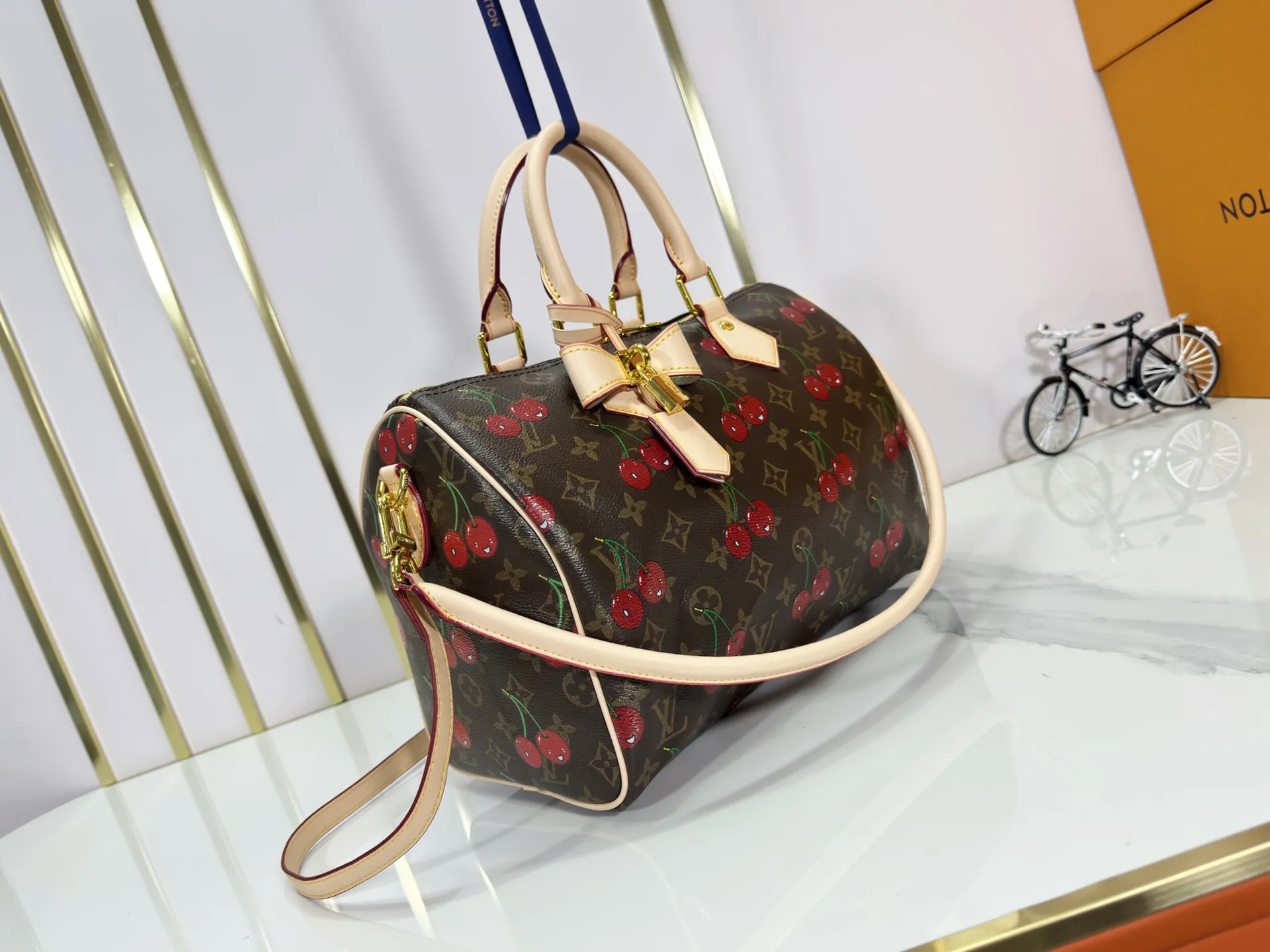P300 M17089 M40391 Louis Vuitton collaborated with Japanese M artist Takashi Murak for the first time in 2003 and launched the classic "Color Monogram" series, which immediately triggered a trend storm. The "Cherry Series" launched in 2005 is based on Murakami's design and incorporates cherry elements into the classic Monogram canvas, showing the perfect combination of art and fashion. Size: 30x21x17