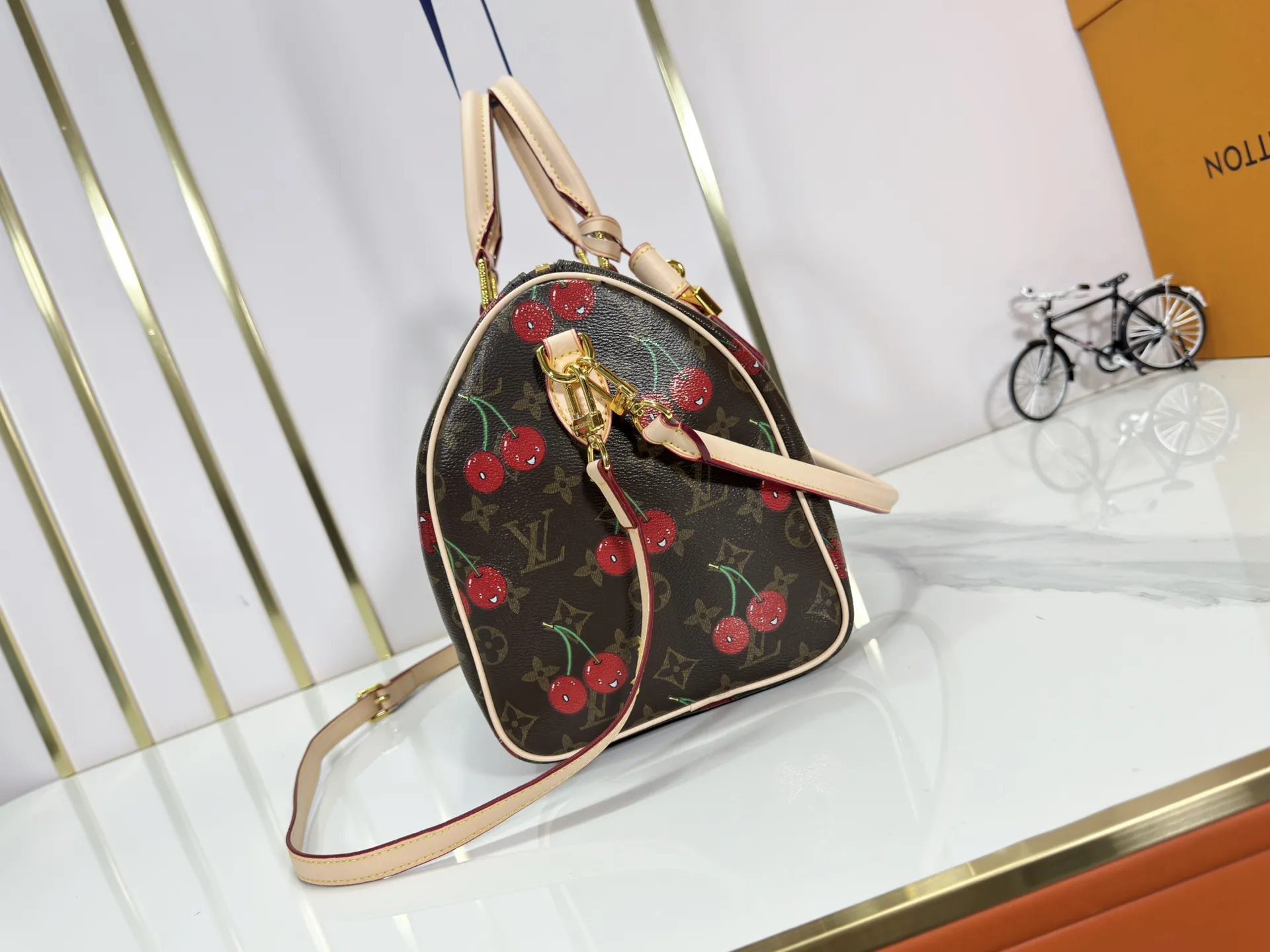 P300 M17089 M40391 Louis Vuitton collaborated with Japanese M artist Takashi Murak for the first time in 2003 and launched the classic "Color Monogram" series, which immediately triggered a trend storm. The "Cherry Series" launched in 2005 is based on Murakami's design and incorporates cherry elements into the classic Monogram canvas, showing the perfect combination of art and fashion. Size: 30x21x17