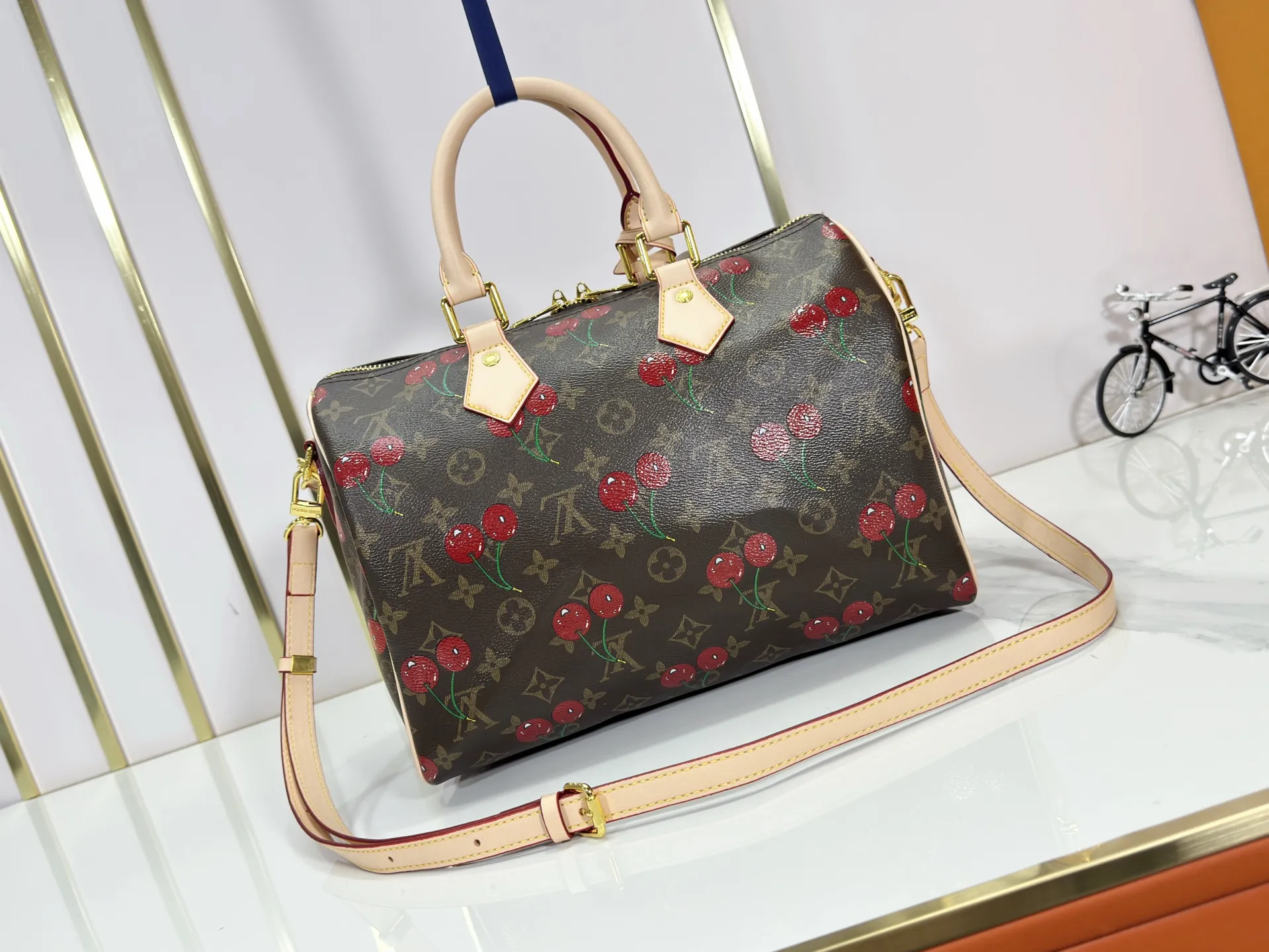 P300 M17089 M40391 Louis Vuitton collaborated with Japanese M artist Takashi Murak for the first time in 2003 and launched the classic "Color Monogram" series, which immediately triggered a trend storm. The "Cherry Series" launched in 2005 is based on Murakami's design and incorporates cherry elements into the classic Monogram canvas, showing the perfect combination of art and fashion. Size: 30x21x17