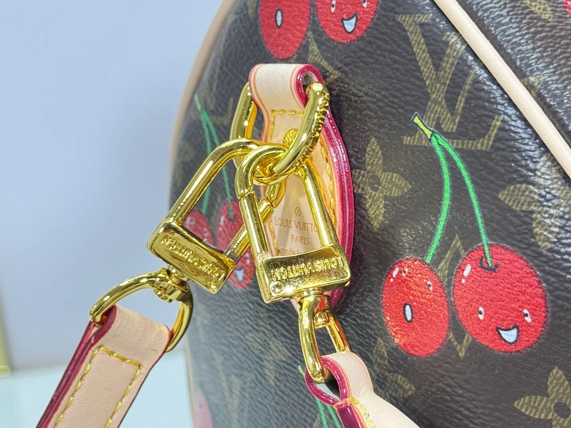 P300 M17089 M40391 Louis Vuitton collaborated with Japanese M artist Takashi Murak for the first time in 2003 and launched the classic "Color Monogram" series, which immediately triggered a trend storm. The "Cherry Series" launched in 2005 is based on Murakami's design and incorporates cherry elements into the classic Monogram canvas, showing the perfect combination of art and fashion. Size: 30x21x17