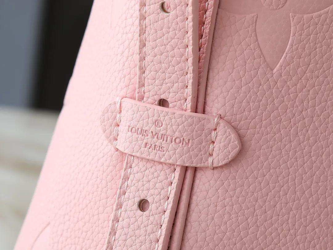 💰240💰Upgraded from the original M24141 M46288 M46293 M46277 M46298 M46203 CarryAll small handbag is made of Mono gram Empreinte embossed leather. It has a generous structure and a neat inner layer. The large inner bag adds functional elements. Comes with a Monogram embossed zipper clutch secured by a leather strap. A personal companion for urban life. Dimensions 29 x 24 x 12 cm (length x height x width)