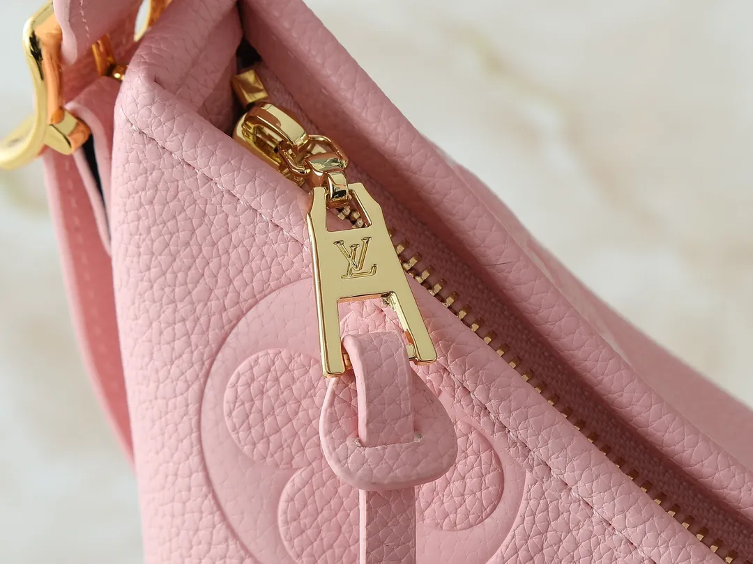 💰240💰Upgraded from the original M24141 M46288 M46293 M46277 M46298 M46203 CarryAll small handbag is made of Mono gram Empreinte embossed leather. It has a generous structure and a neat inner layer. The large inner bag adds functional elements. Comes with a Monogram embossed zipper clutch secured by a leather strap. A personal companion for urban life. Dimensions 29 x 24 x 12 cm (length x height x width)