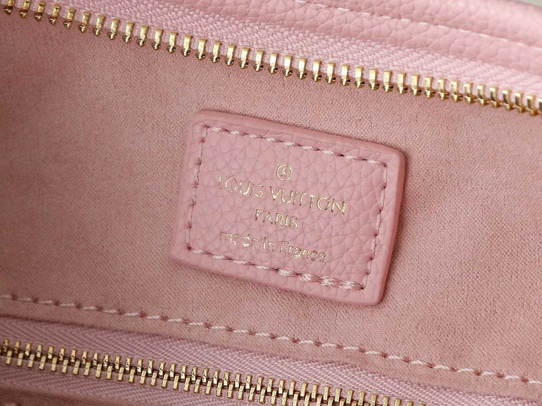 💰240💰Upgraded from the original M24141 M46288 M46293 M46277 M46298 M46203 CarryAll small handbag is made of Mono gram Empreinte embossed leather. It has a generous structure and a neat inner layer. The large inner bag adds functional elements. Comes with a Monogram embossed zipper clutch secured by a leather strap. A personal companion for urban life. Dimensions 29 x 24 x 12 cm (length x height x width)