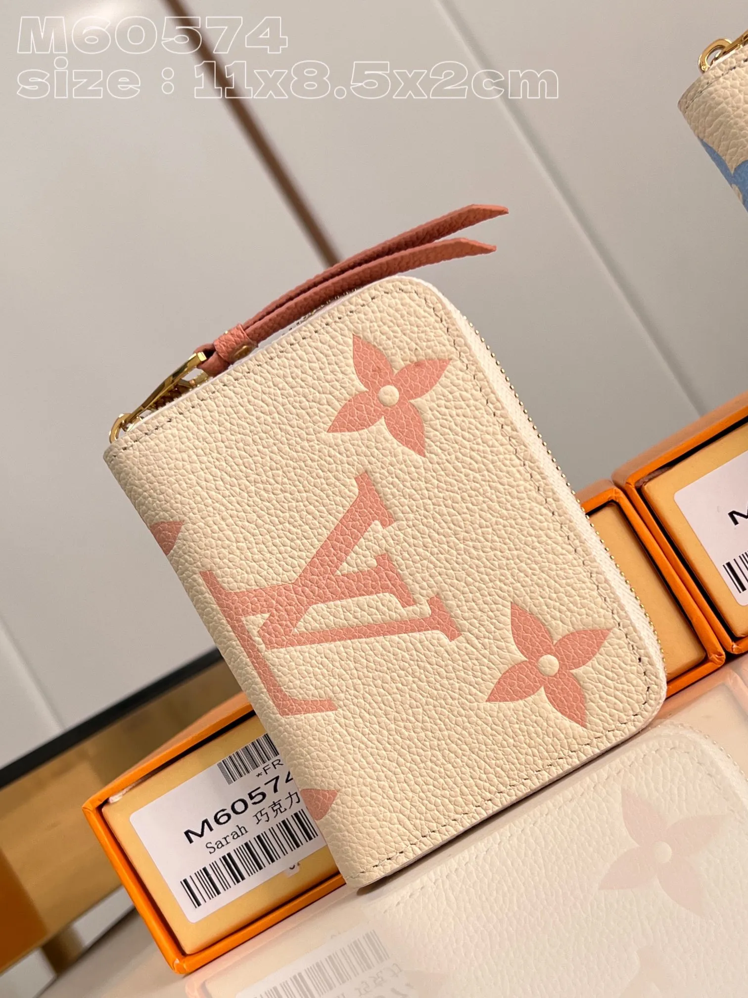 💰130 💎Upgraded from the original version🇫🇷 This Zippy zipper coin purse is made of Monogram Empreinte leather, with Monogram embossing on the surface. The compact structure hides ample space and can be easily put into a pocket or handbag, and can store credit cards, banknotes and coins. Wraparound zipper with LV stamped puller. Model: M60574 Chocolate Dimensions: 11 x 8.5 x 2 cm (length x height x width)