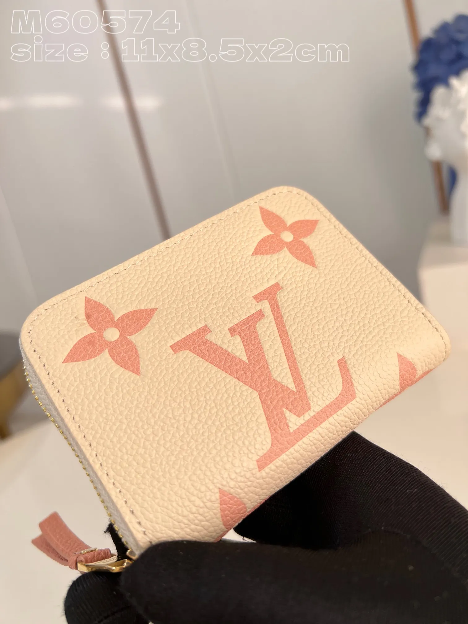 💰130 💎Upgraded from the original version🇫🇷 This Zippy zipper coin purse is made of Monogram Empreinte leather, with Monogram embossing on the surface. The compact structure hides ample space and can be easily put into a pocket or handbag, and can store credit cards, banknotes and coins. Wraparound zipper with LV stamped puller. Model: M60574 Chocolate Dimensions: 11 x 8.5 x 2 cm (length x height x width)
