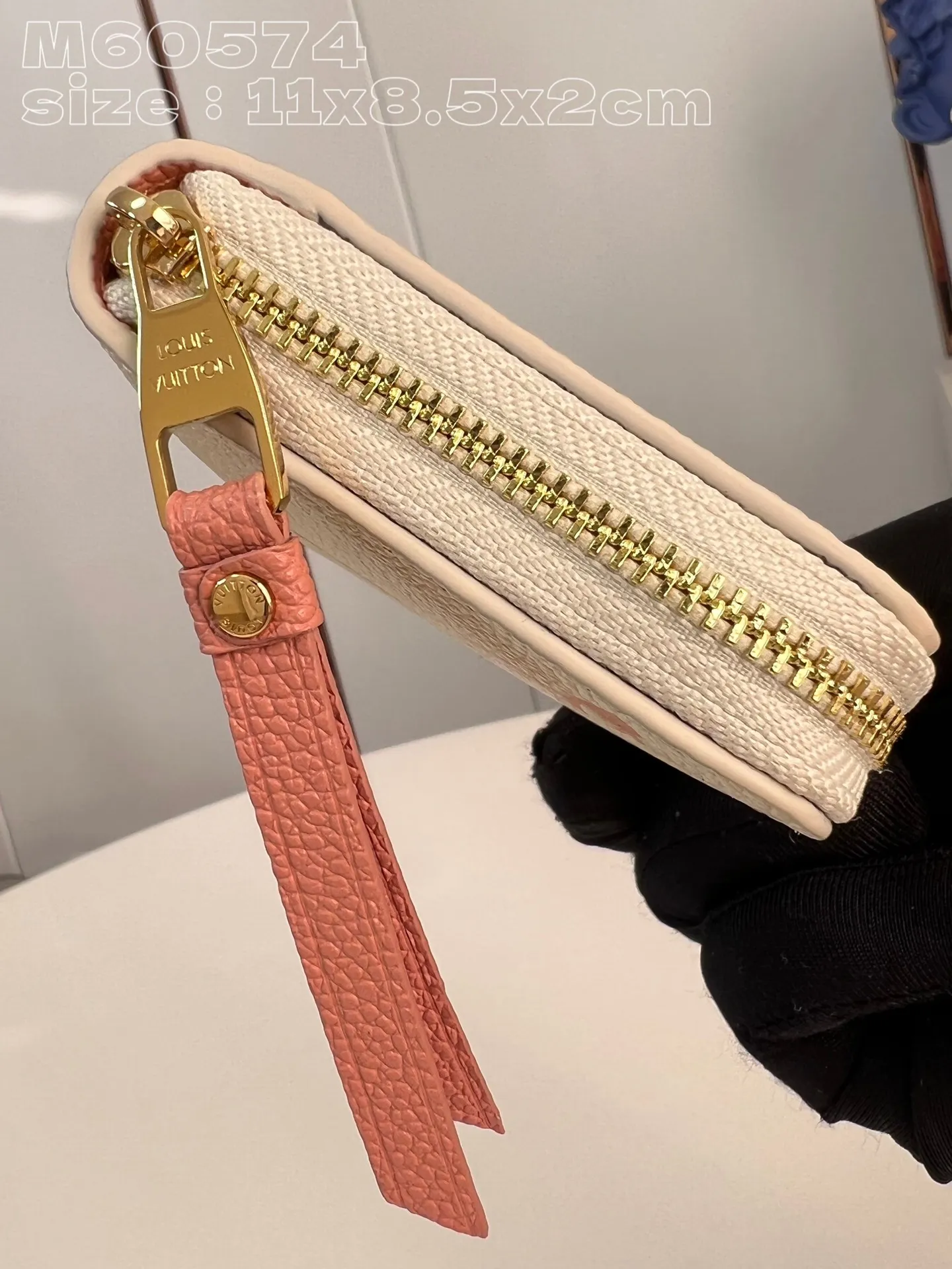 💰130 💎Upgraded from the original version🇫🇷 This Zippy zipper coin purse is made of Monogram Empreinte leather, with Monogram embossing on the surface. The compact structure hides ample space and can be easily put into a pocket or handbag, and can store credit cards, banknotes and coins. Wraparound zipper with LV stamped puller. Model: M60574 Chocolate Dimensions: 11 x 8.5 x 2 cm (length x height x width)