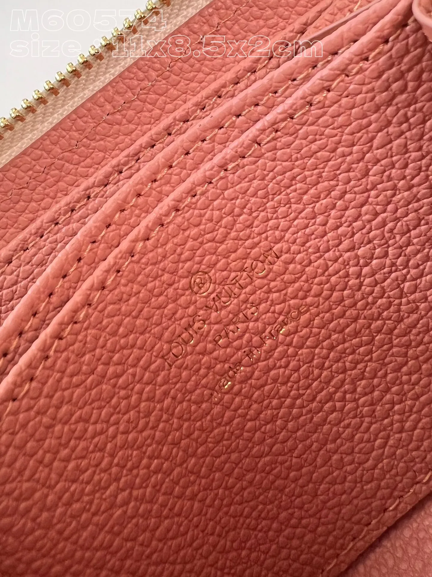 💰130 💎Upgraded from the original version🇫🇷 This Zippy zipper coin purse is made of Monogram Empreinte leather, with Monogram embossing on the surface. The compact structure hides ample space and can be easily put into a pocket or handbag, and can store credit cards, banknotes and coins. Wraparound zipper with LV stamped puller. Model: M60574 Chocolate Dimensions: 11 x 8.5 x 2 cm (length x height x width)