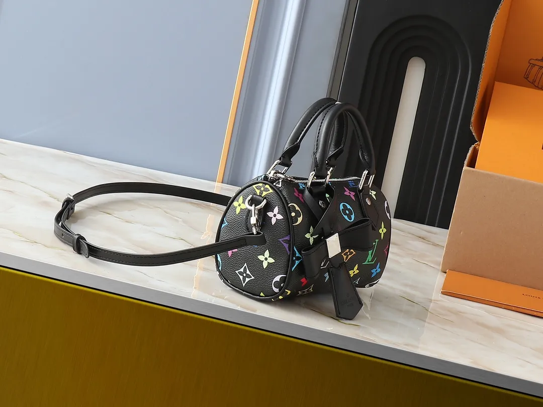 💰200💰Upgraded original version M13391 M13406 M81085 lv Murakami Takashi co-branded NANOSPEEDY handbag This Nano Speedy handbag combines Monogram canvas and cow leather trim printing, with 33 colorful colors to interpret white tricolor and black tricolor. It has been launched in twelve sections and is very popular around the world and is loved by celebrities and celebrities. 16x10x7.5cm