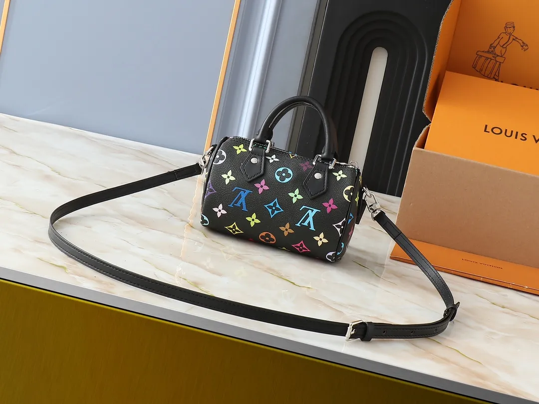 💰200💰Upgraded original version M13391 M13406 M81085 lv Murakami Takashi co-branded NANOSPEEDY handbag This Nano Speedy handbag combines Monogram canvas and cow leather trim printing, with 33 colorful colors to interpret white tricolor and black tricolor. It has been launched in twelve sections and is very popular around the world and is loved by celebrities and celebrities. 16x10x7.5cm