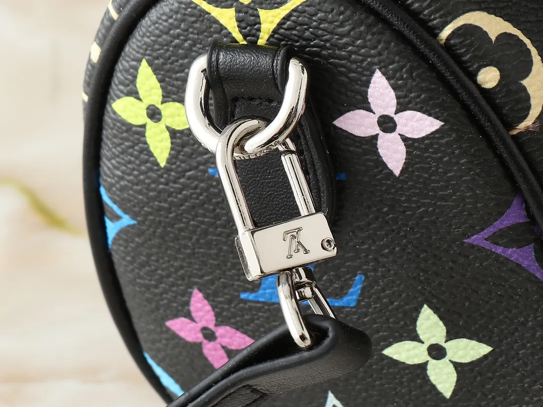 💰200💰Upgraded original version M13391 M13406 M81085 lv Murakami Takashi co-branded NANOSPEEDY handbag This Nano Speedy handbag combines Monogram canvas and cow leather trim printing, with 33 colorful colors to interpret white tricolor and black tricolor. It has been launched in twelve sections and is very popular around the world and is loved by celebrities and celebrities. 16x10x7.5cm