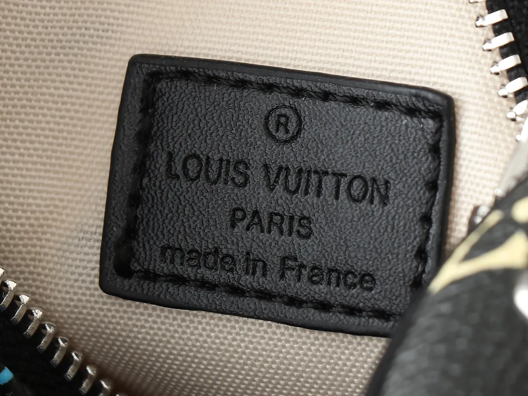 💰200💰Upgraded original version M13391 M13406 M81085 lv Murakami Takashi co-branded NANOSPEEDY handbag This Nano Speedy handbag combines Monogram canvas and cow leather trim printing, with 33 colorful colors to interpret white tricolor and black tricolor. It has been launched in twelve sections and is very popular around the world and is loved by celebrities and celebrities. 16x10x7.5cm