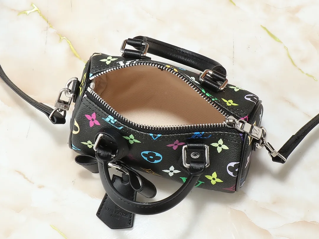 💰200💰Upgraded original version M13391 M13406 M81085 lv Murakami Takashi co-branded NANOSPEEDY handbag This Nano Speedy handbag combines Monogram canvas and cow leather trim printing, with 33 colorful colors to interpret white tricolor and black tricolor. It has been launched in twelve sections and is very popular around the world and is loved by celebrities and celebrities. 16x10x7.5cm