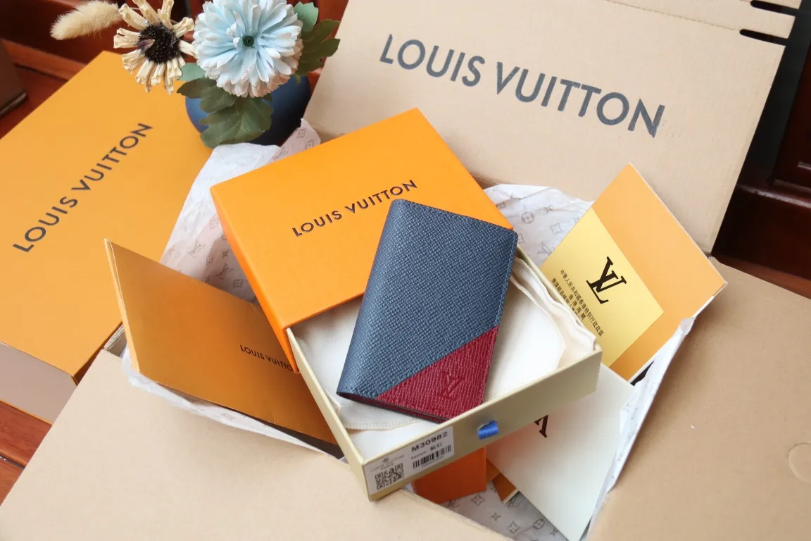 M30985 Pocket Wallet 💰260 This pocket wallet relies on exquisite inlay work to embed the V pattern into fine Taïga leather, echoing the traditional Louis Vuitton logo with bright colors. The slim structure hides plenty of space and can be easily stored in your pocket. 8 x 11 x 1 cm