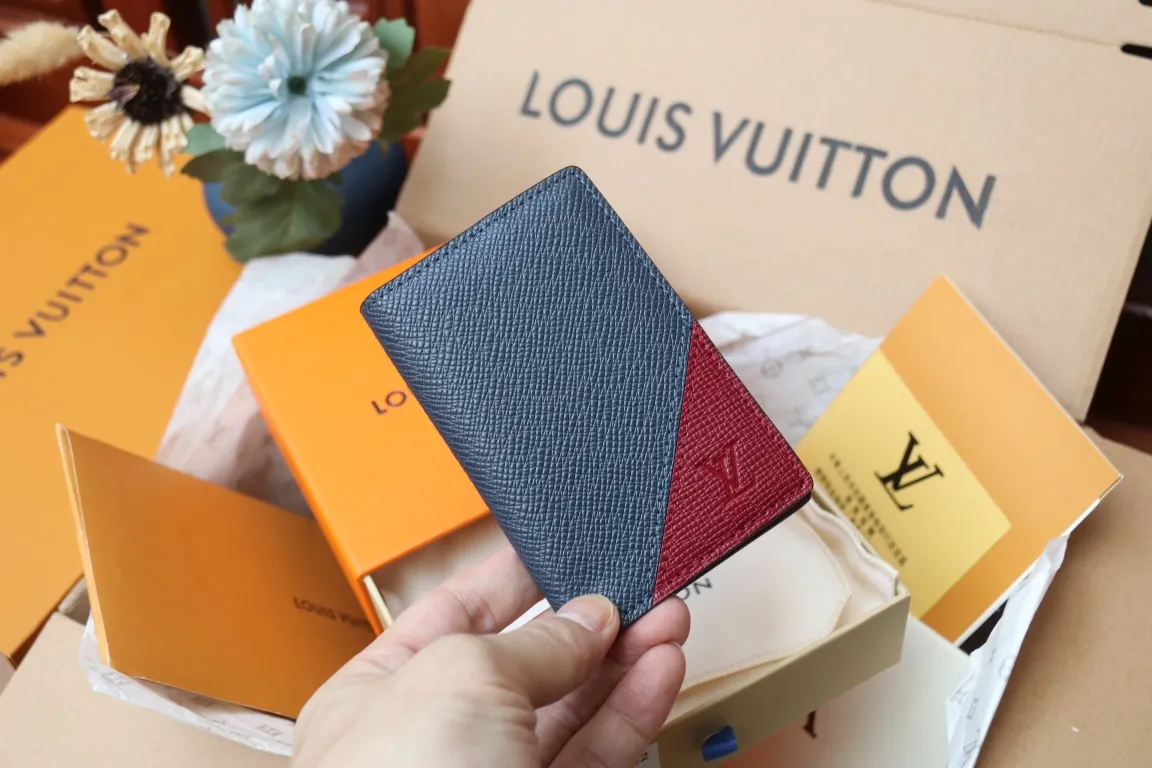 M30985 Pocket Wallet 💰260 This pocket wallet relies on exquisite inlay work to embed the V pattern into fine Taïga leather, echoing the traditional Louis Vuitton logo with bright colors. The slim structure hides plenty of space and can be easily stored in your pocket. 8 x 11 x 1 cm