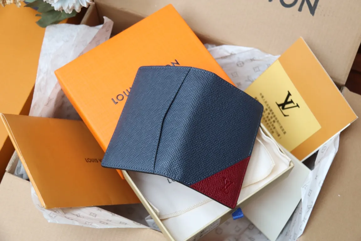 M30985 Pocket Wallet 💰260 This pocket wallet relies on exquisite inlay work to embed the V pattern into fine Taïga leather, echoing the traditional Louis Vuitton logo with bright colors. The slim structure hides plenty of space and can be easily stored in your pocket. 8 x 11 x 1 cm