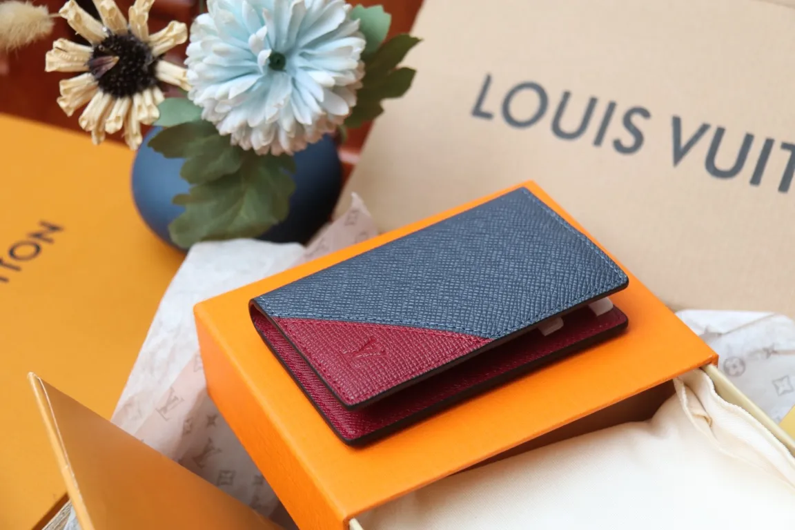 M30985 Pocket Wallet 💰260 This pocket wallet relies on exquisite inlay work to embed the V pattern into fine Taïga leather, echoing the traditional Louis Vuitton logo with bright colors. The slim structure hides plenty of space and can be easily stored in your pocket. 8 x 11 x 1 cm