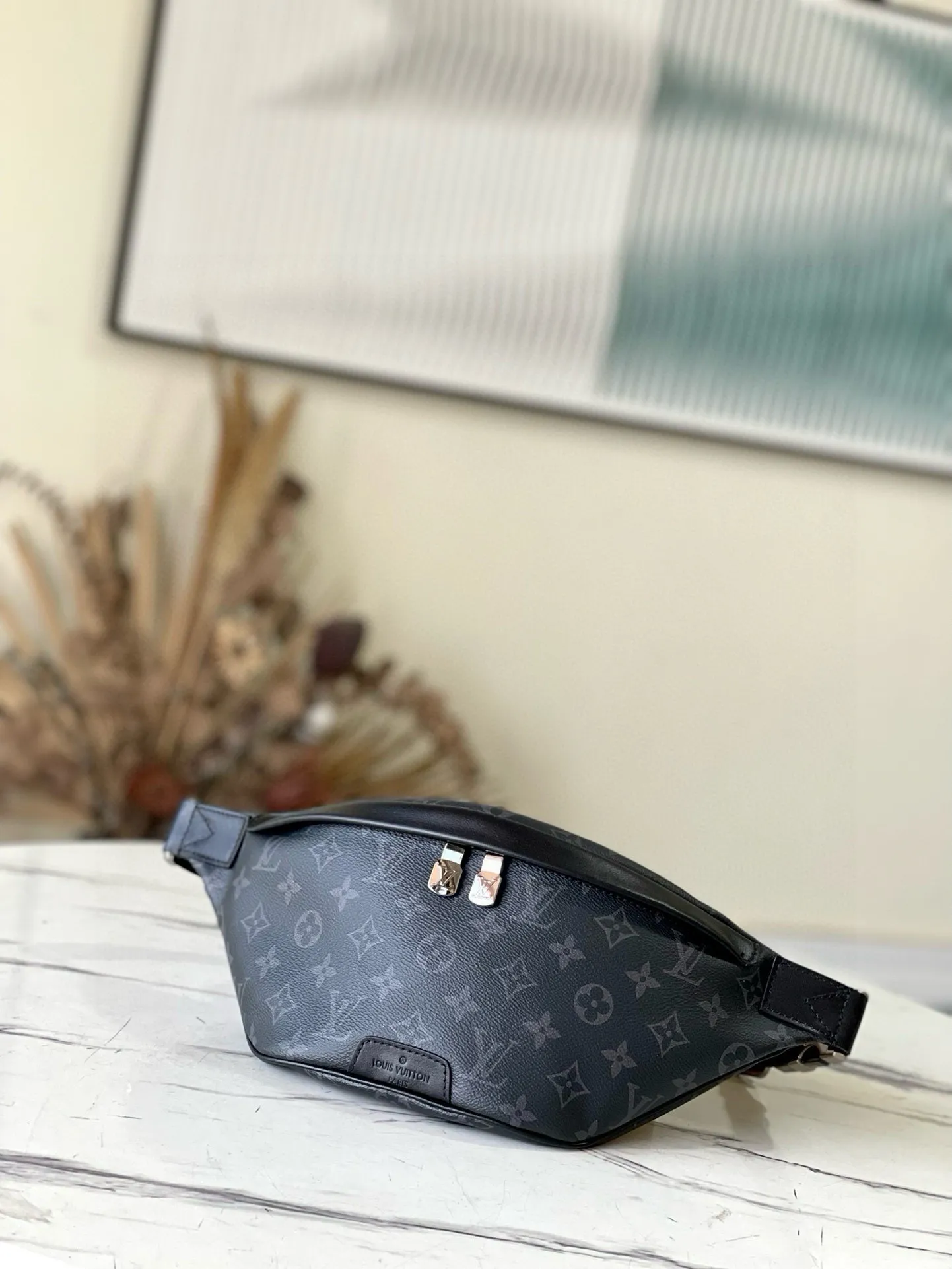 💰740 (Small) Top Original M46035 Black Flower Discovery Waist Bag Made of Monogram Eclipse canvas, it combines casual fashion with modern functionality. The shape is ergonomic and equipped with an adjustable strap, which can be worn around the waist, carried on the shoulder or hung casually on the chest. Zippered pockets on the front and back provide easy access to your phone, cards and keys. Dimensions: 44 x 15 x 9 xerox