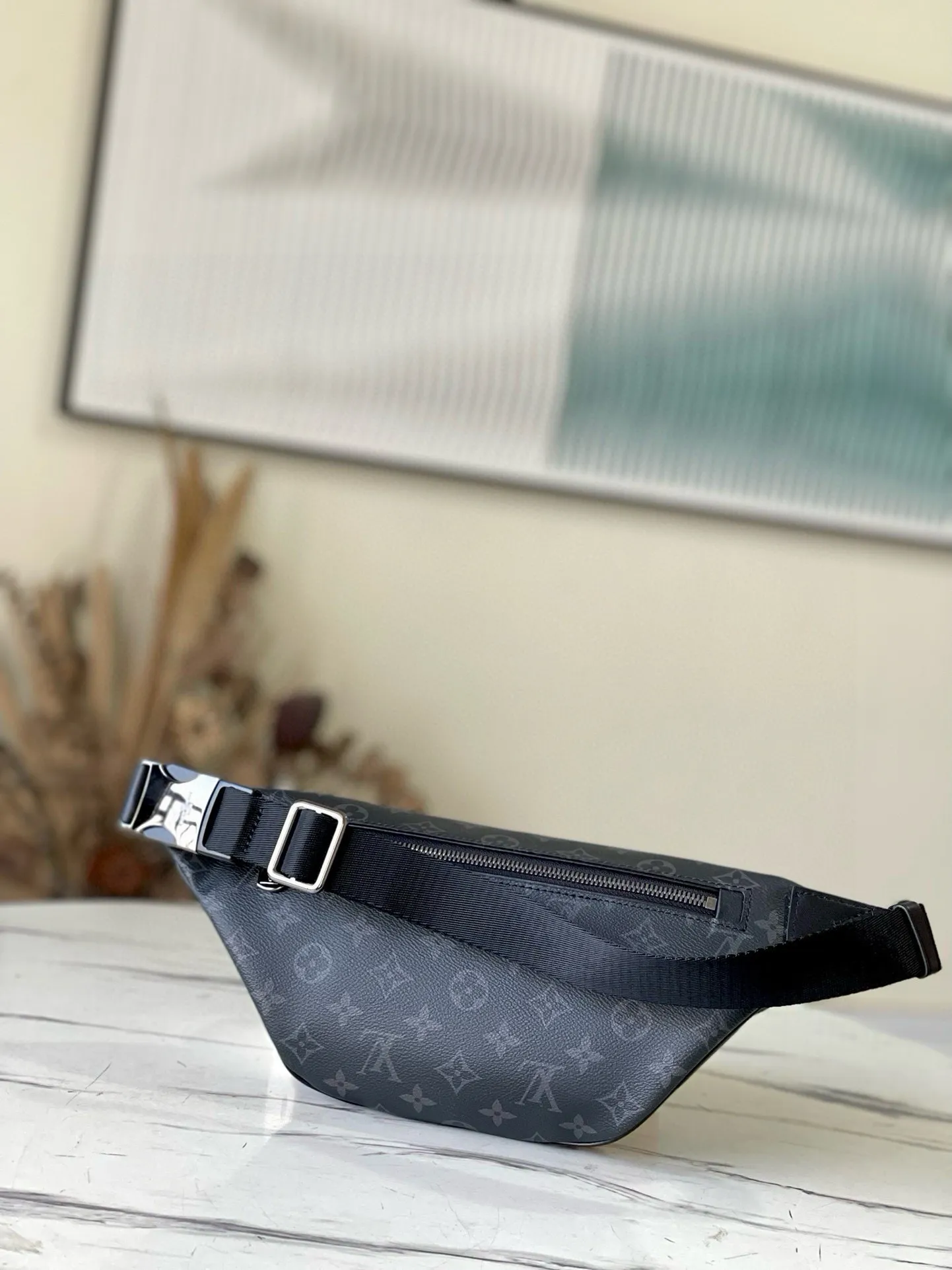 💰740 (Small) Top Original M46035 Black Flower Discovery Waist Bag Made of Monogram Eclipse canvas, it combines casual fashion with modern functionality. The shape is ergonomic and equipped with an adjustable strap, which can be worn around the waist, carried on the shoulder or hung casually on the chest. Zippered pockets on the front and back provide easy access to your phone, cards and keys. Dimensions: 44 x 15 x 9 xerox