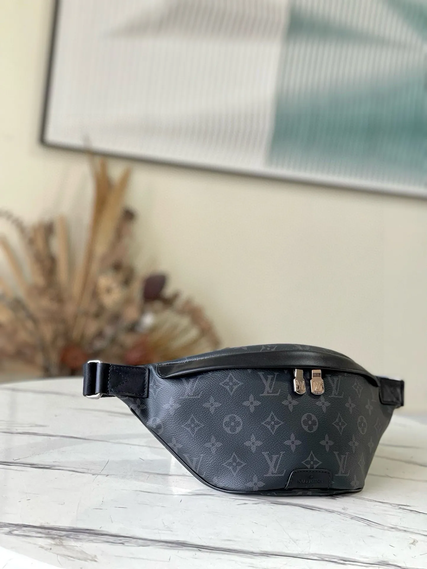 💰740 (Small) Top Original M46035 Black Flower Discovery Waist Bag Made of Monogram Eclipse canvas, it combines casual fashion with modern functionality. The shape is ergonomic and equipped with an adjustable strap, which can be worn around the waist, carried on the shoulder or hung casually on the chest. Zippered pockets on the front and back provide easy access to your phone, cards and keys. Dimensions: 44 x 15 x 9 xerox