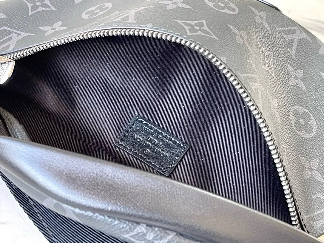 💰740 (Small) Top Original M46035 Black Flower Discovery Waist Bag Made of Monogram Eclipse canvas, it combines casual fashion with modern functionality. The shape is ergonomic and equipped with an adjustable strap, which can be worn around the waist, carried on the shoulder or hung casually on the chest. Zippered pockets on the front and back provide easy access to your phone, cards and keys. Dimensions: 44 x 15 x 9 xerox