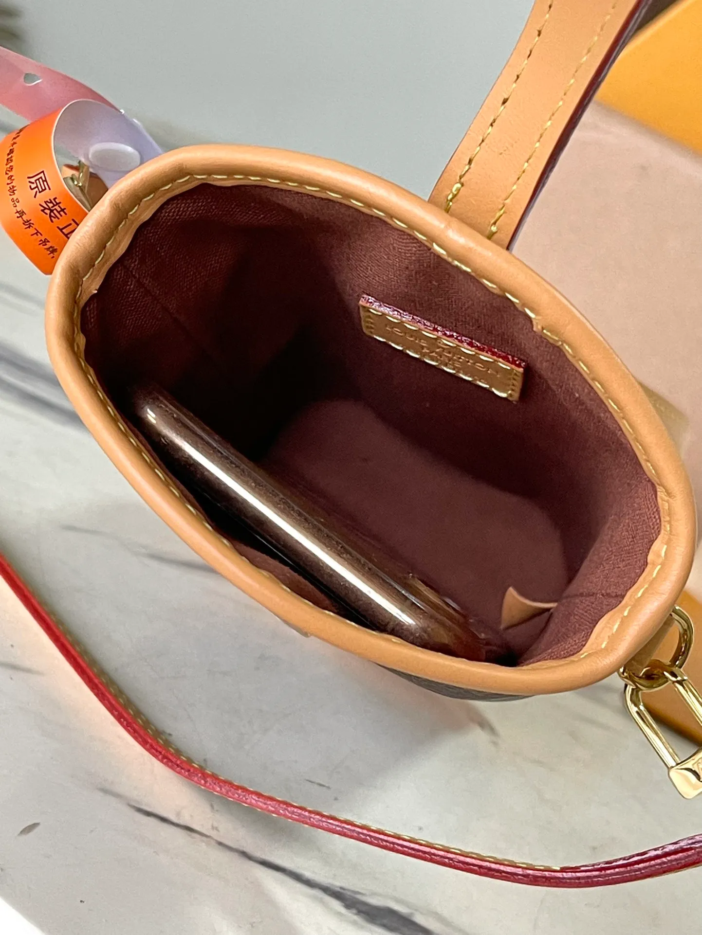 💰660 Top original order M80874 supports counter inspection. The photo taken of duty-free goods is consistent with the product and has not been unpacked. This product is an exclusive duty-free product in the market and is the highest-end product. Inspection is supported. This product has passed strict inspection and is flawless. Please wear gloves when touching the product. This product is not returnable or exchangeable. Please confirm the product first and then remove the label on the handle. This product is temporarily not open to the public, only regular customers, and is in short supply. Dimensions: 14.5 x 18 x 6.5 cm