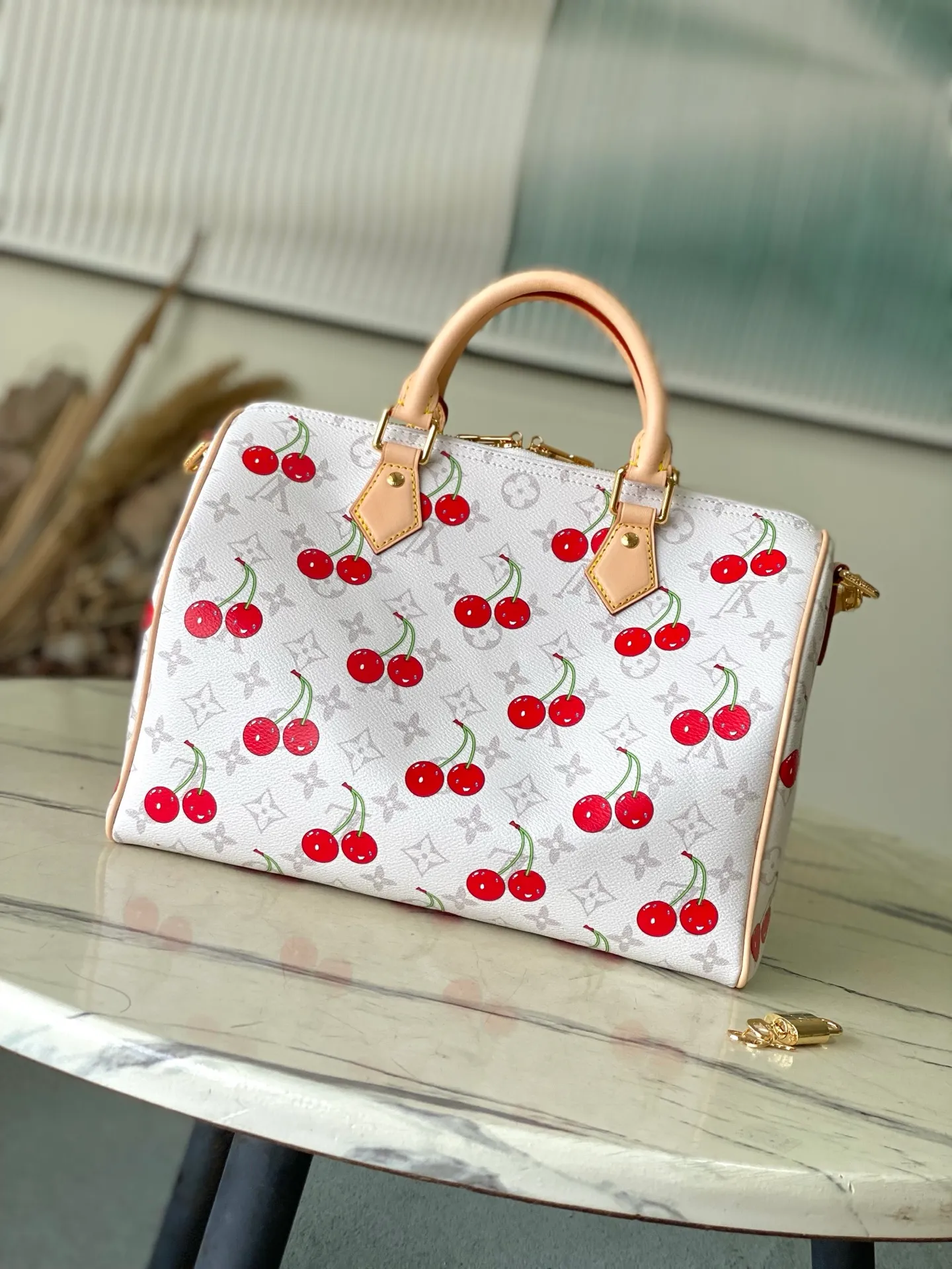 💰1180 Top original order M14238 This SpeedySoft30 handbag meets the personalized aesthetics of the Louis Vuitton×Takashi Murakami replica series. Monogram coated canvas chooses sober colors this time to highlight the passionate cherry pattern painted by Japanese artists. Denim fabric constructs the inner layer, the Toron top handle and the detachable Toron shoulder strap are both made of leather, and the bow-shaped key bag is rich in details. Dimensions: 30 × 21 × 17 cm