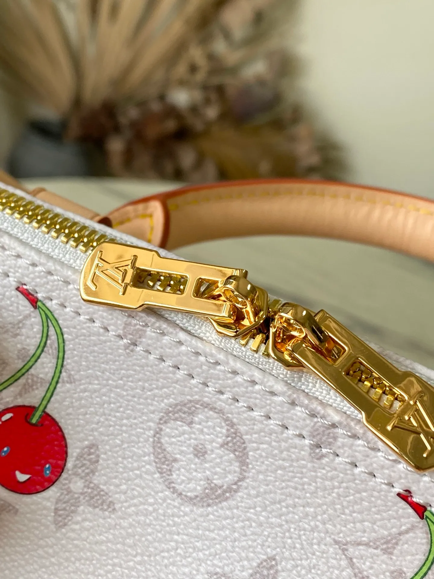 💰1180 Top original order M14238 This SpeedySoft30 handbag meets the personalized aesthetics of the Louis Vuitton×Takashi Murakami replica series. Monogram coated canvas chooses sober colors this time to highlight the passionate cherry pattern painted by Japanese artists. Denim fabric constructs the inner layer, the Toron top handle and the detachable Toron shoulder strap are both made of leather, and the bow-shaped key bag is rich in details. Dimensions: 30 × 21 × 17 cm