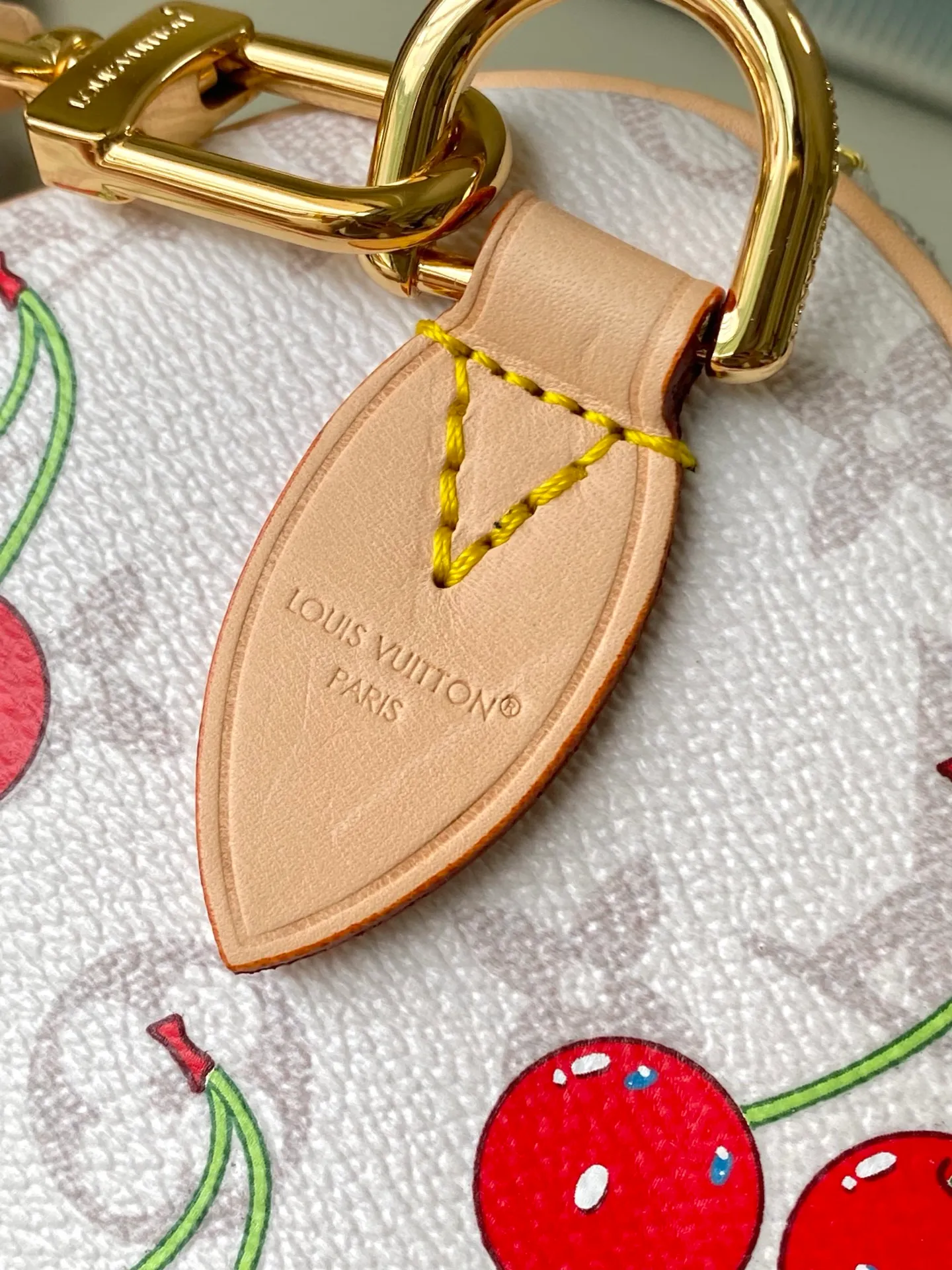 💰1180 Top original order M14238 This SpeedySoft30 handbag meets the personalized aesthetics of the Louis Vuitton×Takashi Murakami replica series. Monogram coated canvas chooses sober colors this time to highlight the passionate cherry pattern painted by Japanese artists. Denim fabric constructs the inner layer, the Toron top handle and the detachable Toron shoulder strap are both made of leather, and the bow-shaped key bag is rich in details. Dimensions: 30 × 21 × 17 cm